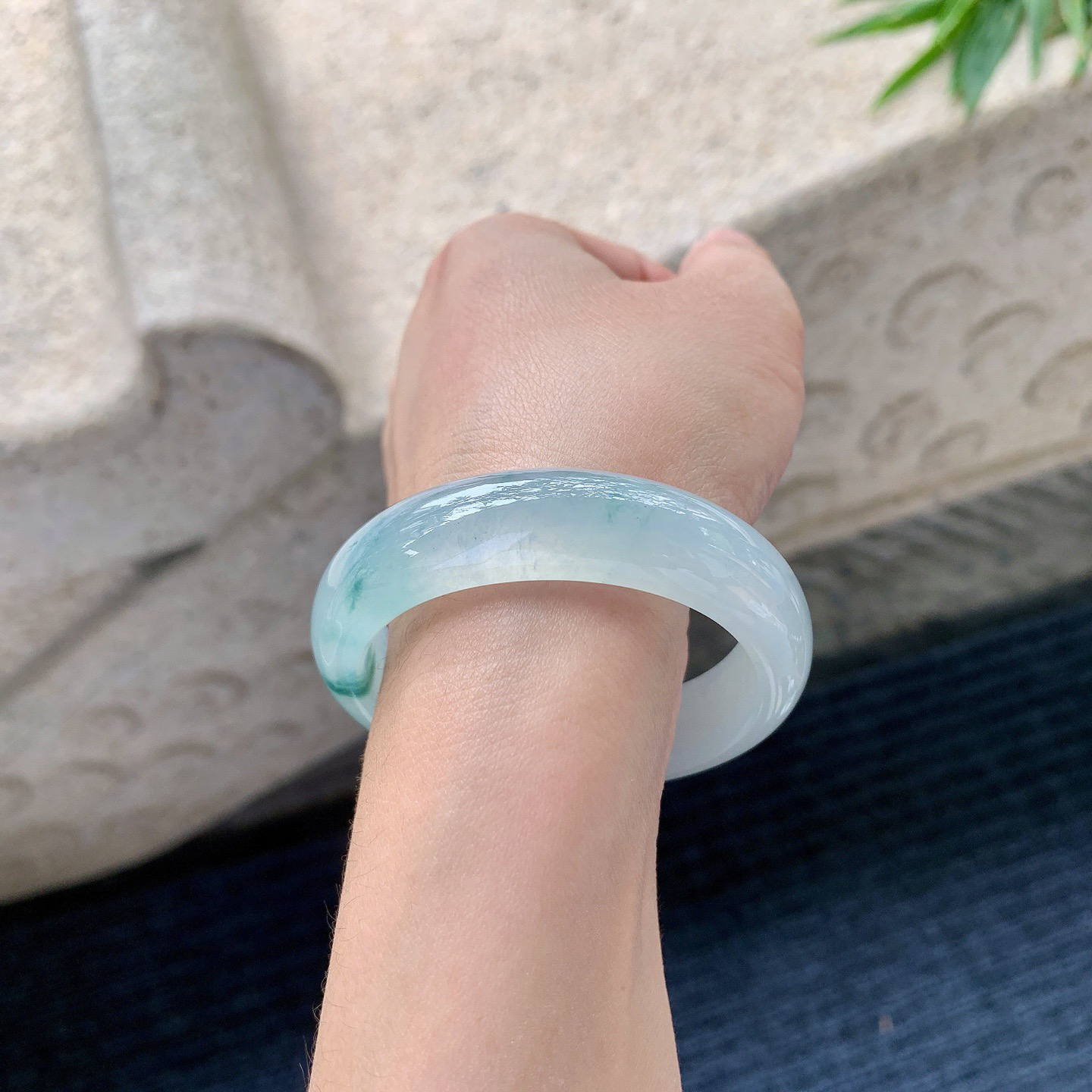 贵妃54 55
【圈口】54.6/49/13/7.3
【描述】糯冰飘蓝花，水润，种老，细腻，打灯有棉线！..