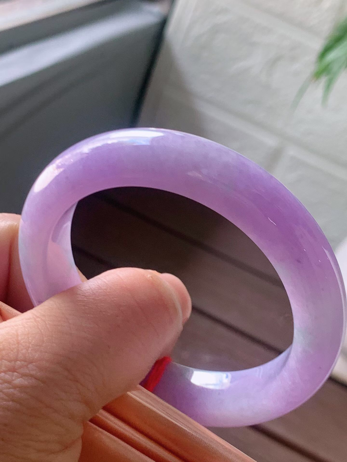 【翡翠名称】老坑种紫罗兰52正圈口手镯
【翡翠尺寸】52/11.8/8.8mm适合51-53正圈口佩戴
【翡翠描述】宝贝种老水足，玉质细腻，色泽靓丽，性价比高，佩戴效果好！
【其它赠送】权威证书/精美挂绳盒子/支持全国复检