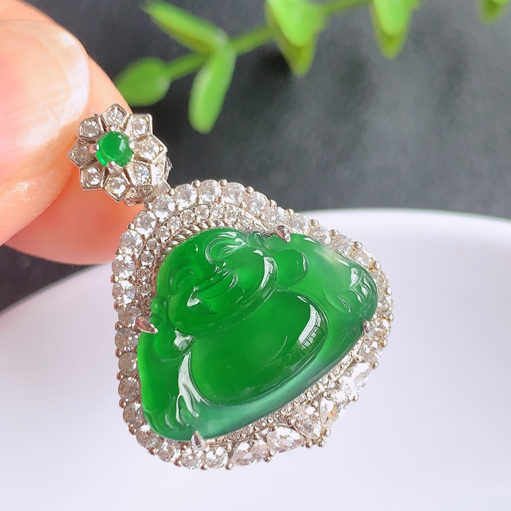 冰润满绿佛公挂件 925银饰镶嵌 玉质细腻  精雕弥勒佛，笑佛福耳垂肩，面相喜庆，开怀大笑，憨态可掬