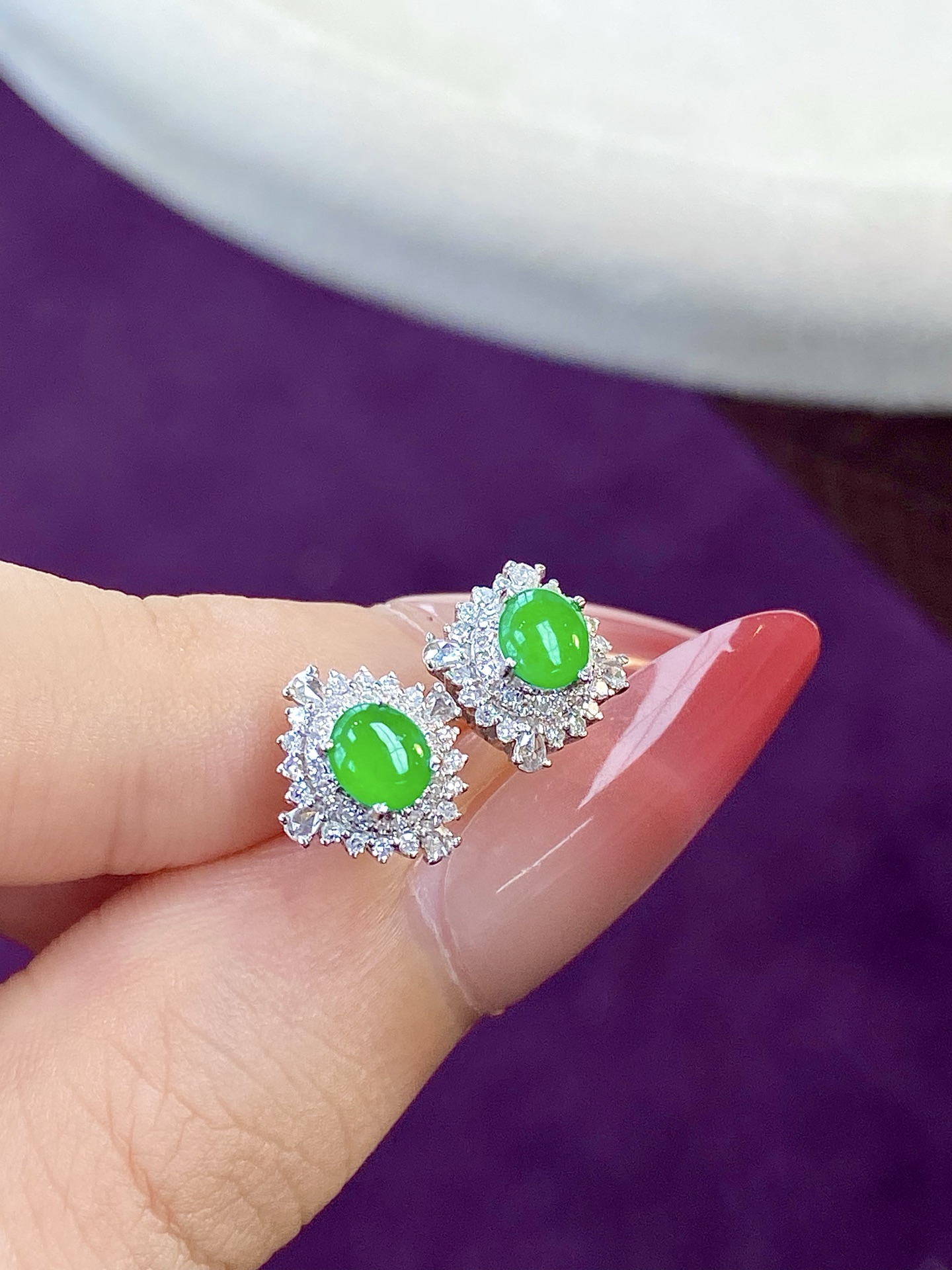 ️冰种阳绿蛋面耳钉，让翡翠误入耳饰的美貌，气质显白利器，让你在任何场合从容自信：10.4/9.7/6.7，裸石：4.9-4.2-2.2mm，无裂。