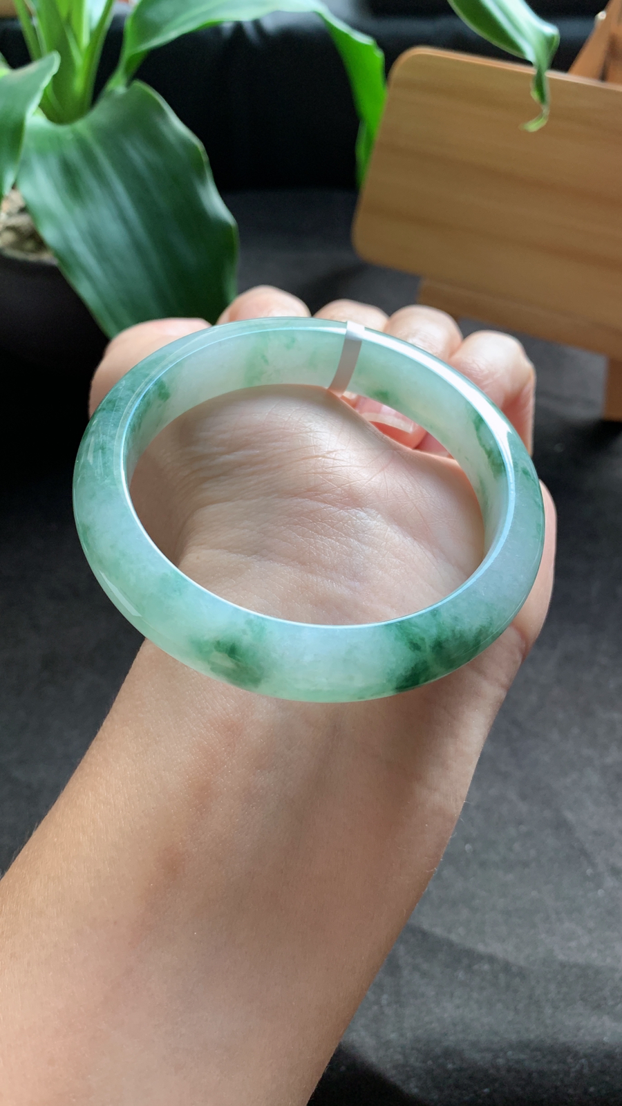 56圈口 天然A货翡翠飘花手镯 料子细腻 种水好