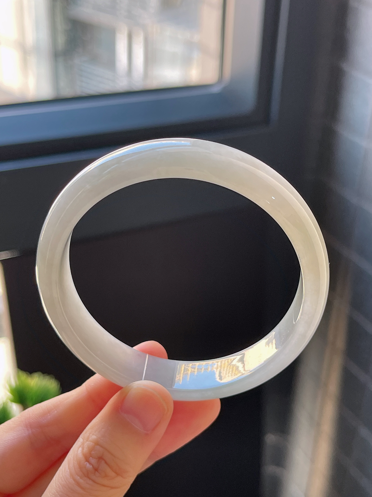 正圈58.6圈口，翡翠糯化种淡绿色手镯