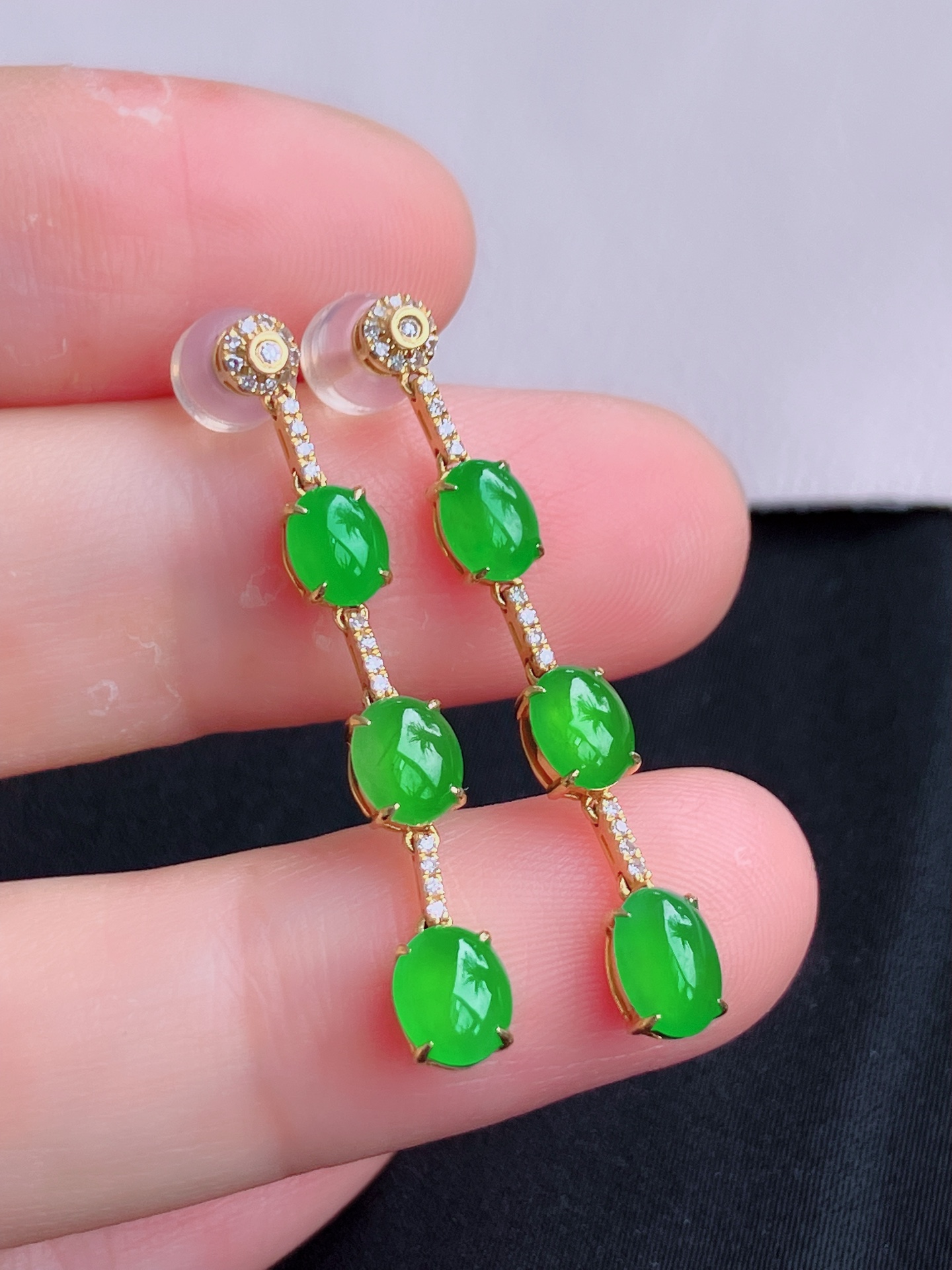 ️翠绿蛋面耳环，简约时尚，尺寸37.6/6.8/4.6，自然光实拍