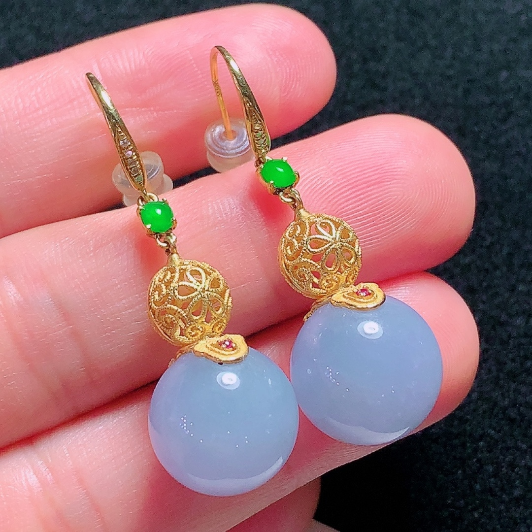 ️18k金镶嵌冰种紫色圆珠耳坠，种老水头好，又冰又润，饱满无裂：41mm裸石：13.7mm，编号