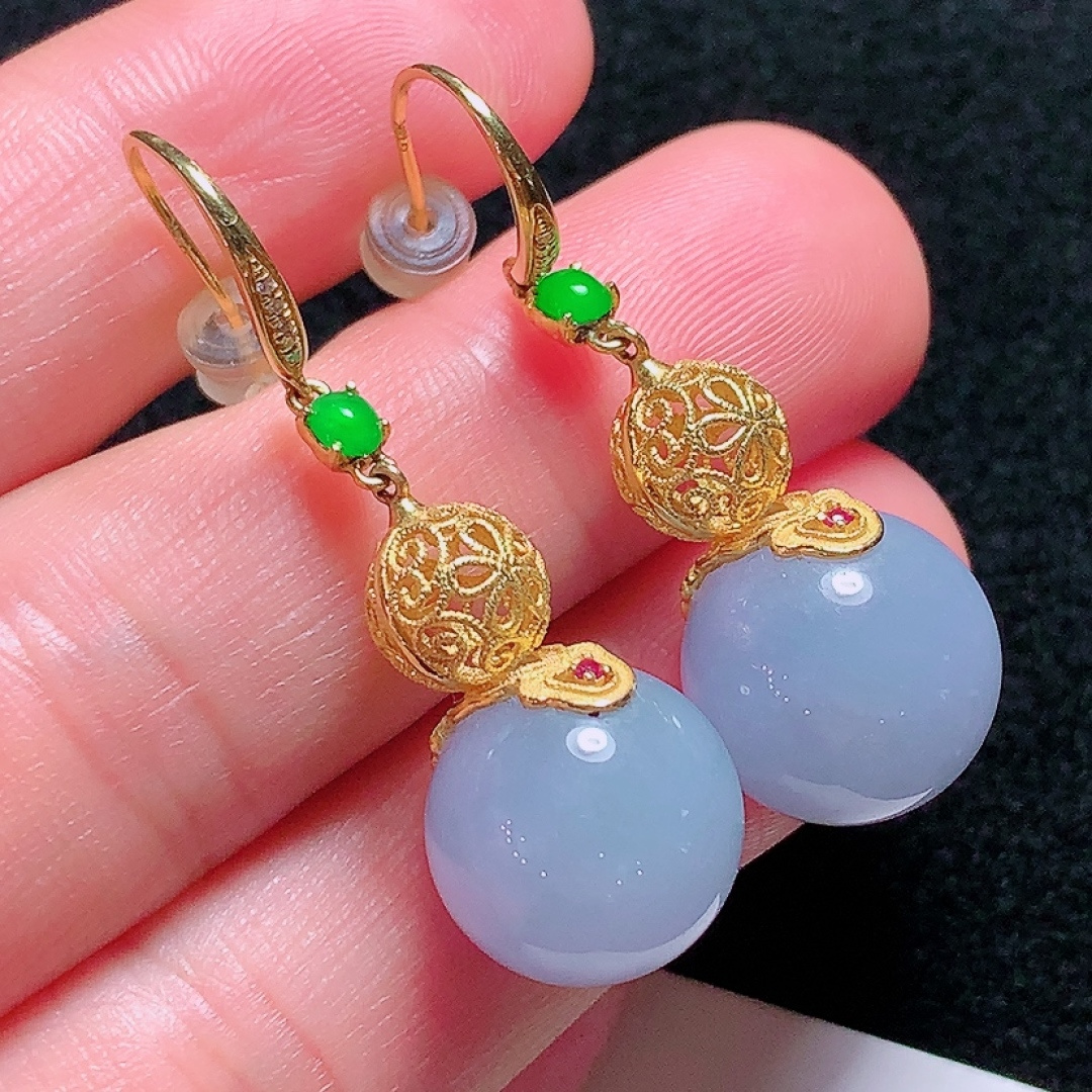 ️18k金镶嵌冰种紫色圆珠耳坠，种老水头好，又冰又润，饱满无裂：41mm裸石：13.7mm，编号