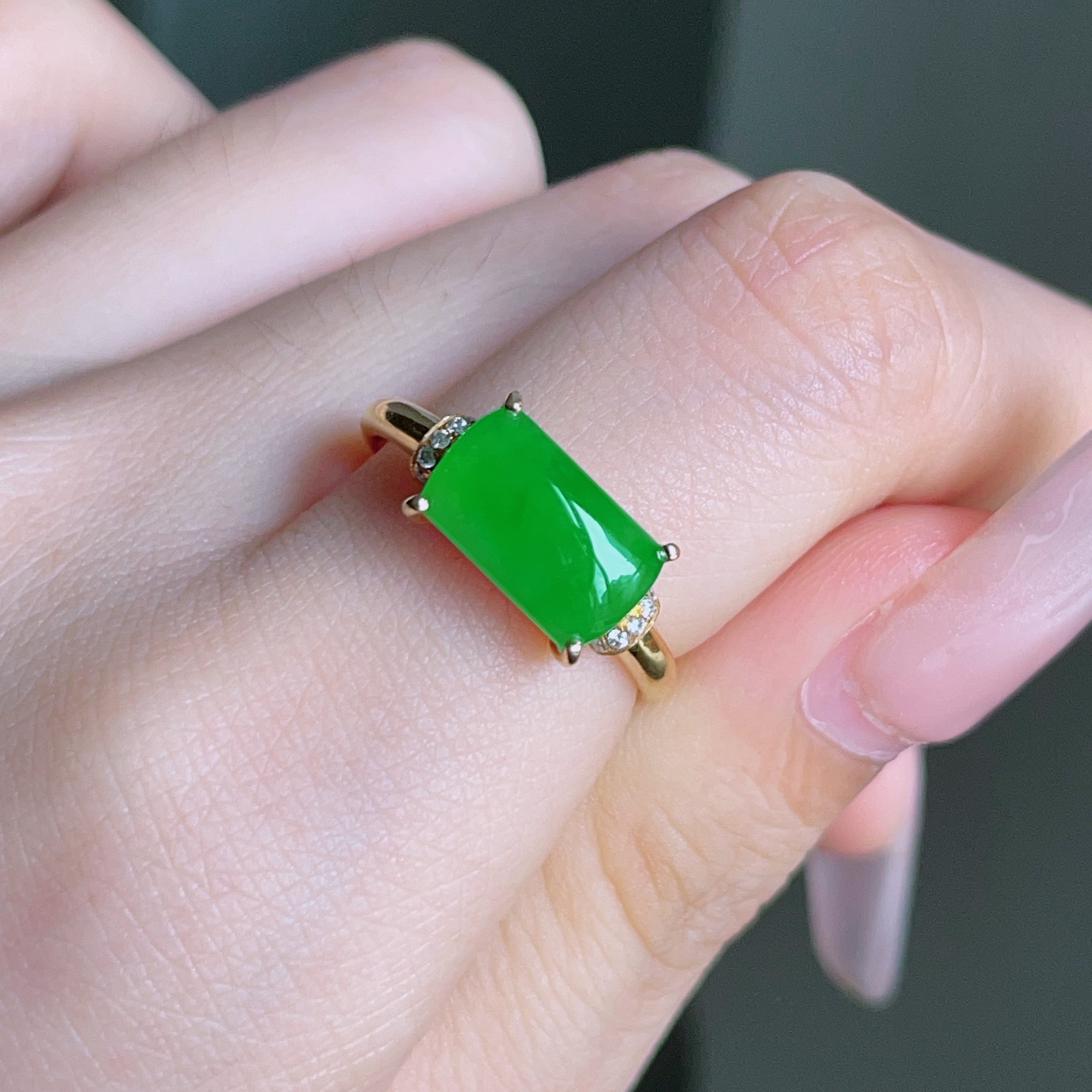 ️ 冰阳绿马鞍戒指，色泽鲜艳，种老水润，18k金镶嵌，裸石 10.7/6.4，圈口 15