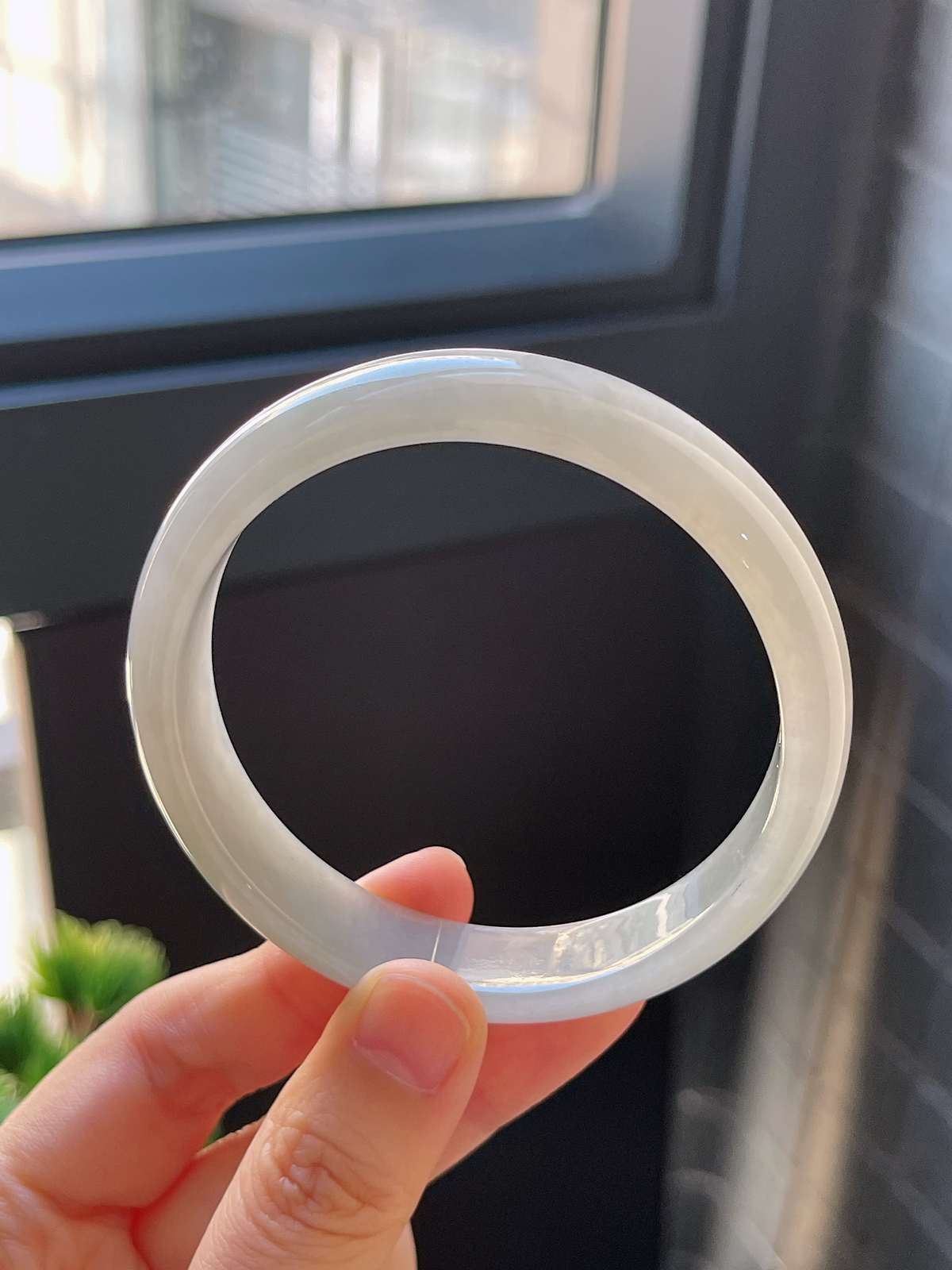 正圈58.6圈口，翡翠糯化种淡绿色手镯