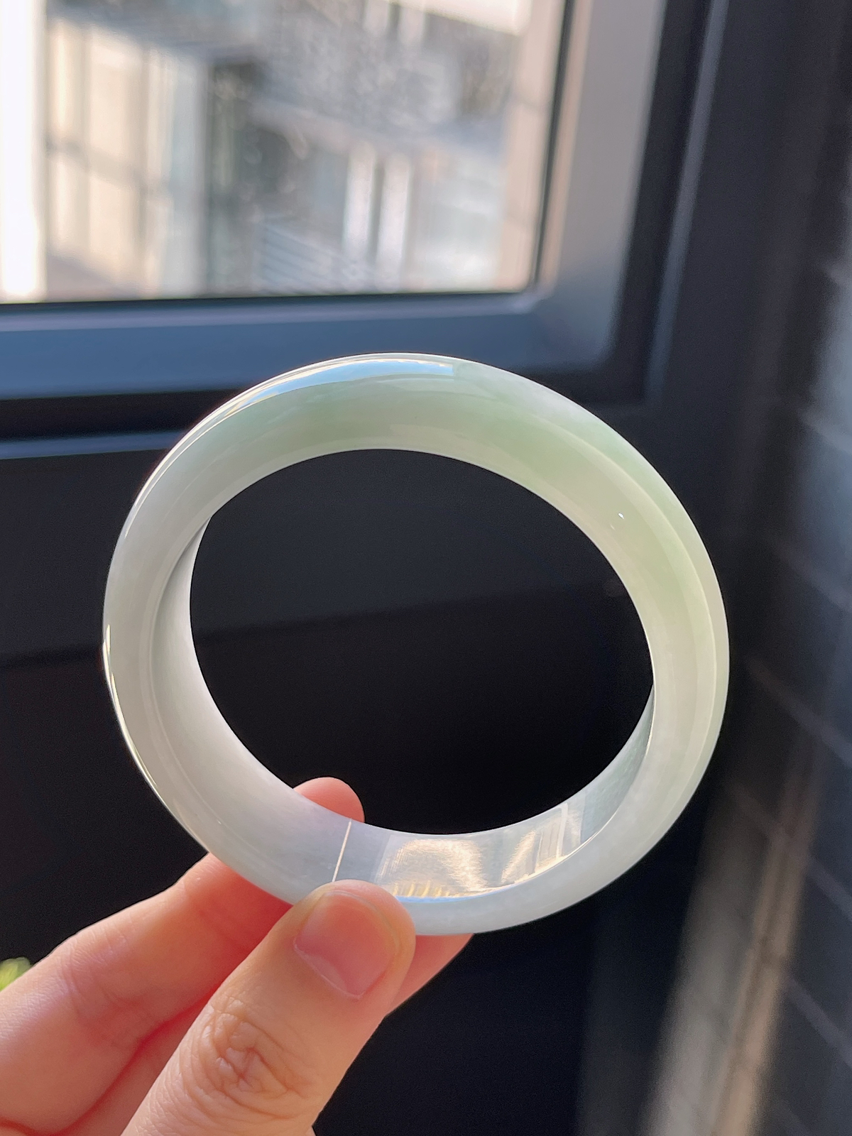 正圈55.5圈口，翡翠糯化种浅绿色手镯