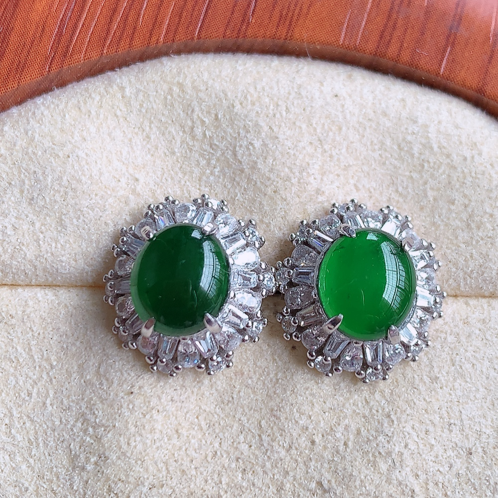 冰满绿翡翠925银镶嵌蛋面耳钉，自然光实拍，翠色灵动，颜色漂亮，种老水足，品相佳，佩戴佳品！W502.27 取一整体尺寸：13.5-12.5-6.2mm  裸石尺寸：8-7mm