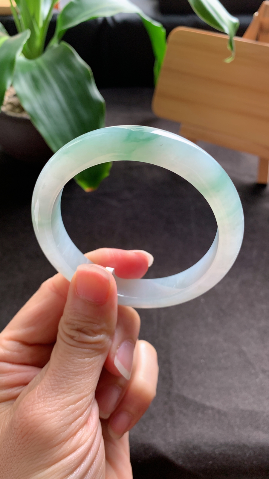 57圈口 天然A货翡翠飘绿手镯 种水好 颜色漂亮