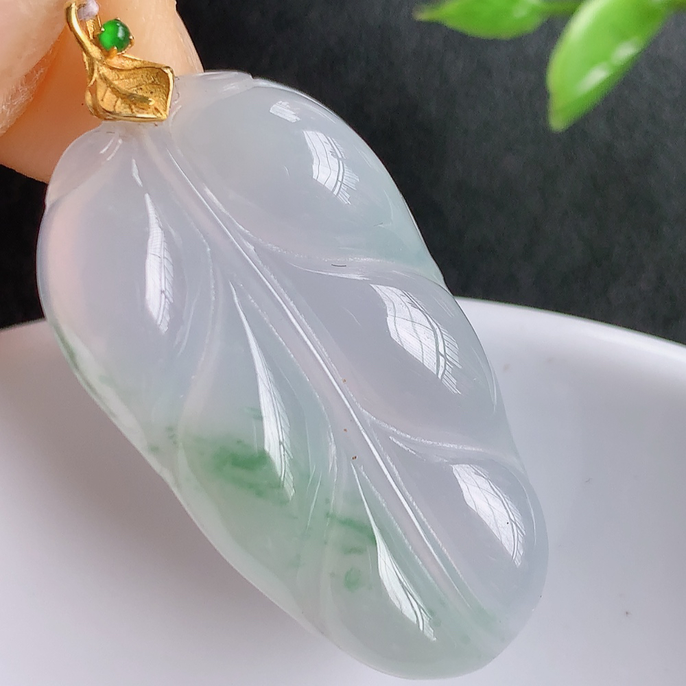 18k金扣冰润飘花金枝玉叶翡翠吊坠  老种起胶感  飘花灵动  寓意“金枝玉叶，大业有成，一夜成名”  饱满大气，水润通透。W415.27 尺寸：33-18.8-5.5mm