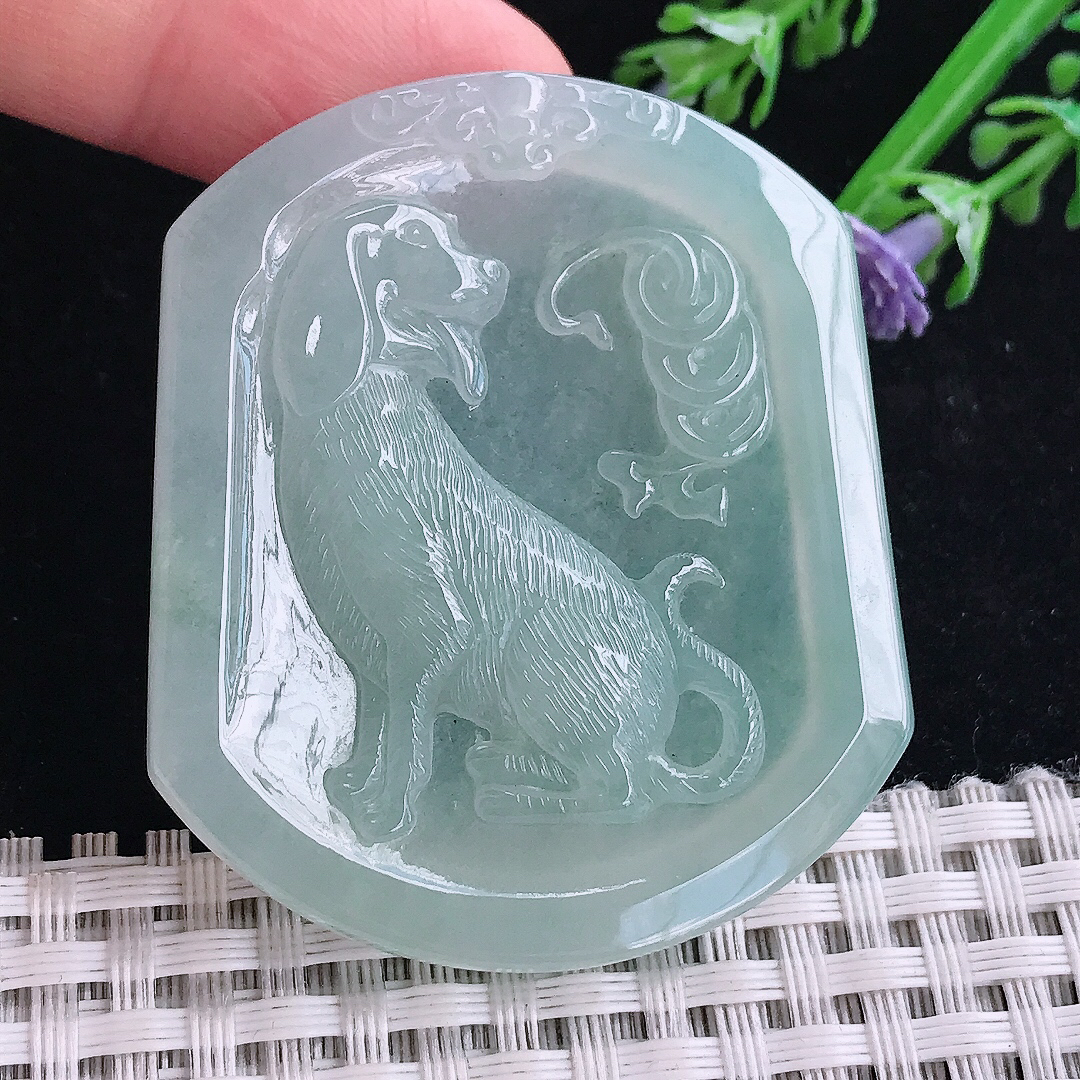实拍A货翡翠50.3/42.8/5.5老坑冰纯期间冰晴绿狗牌吊坠生肖旺财挂件