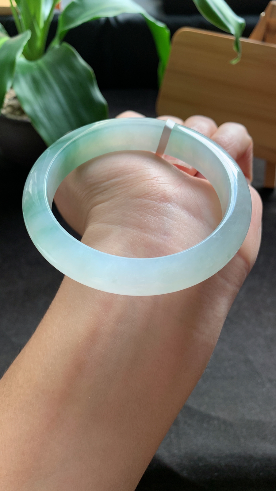 57圈口 天然A货翡翠飘绿手镯 种水好 颜色漂亮