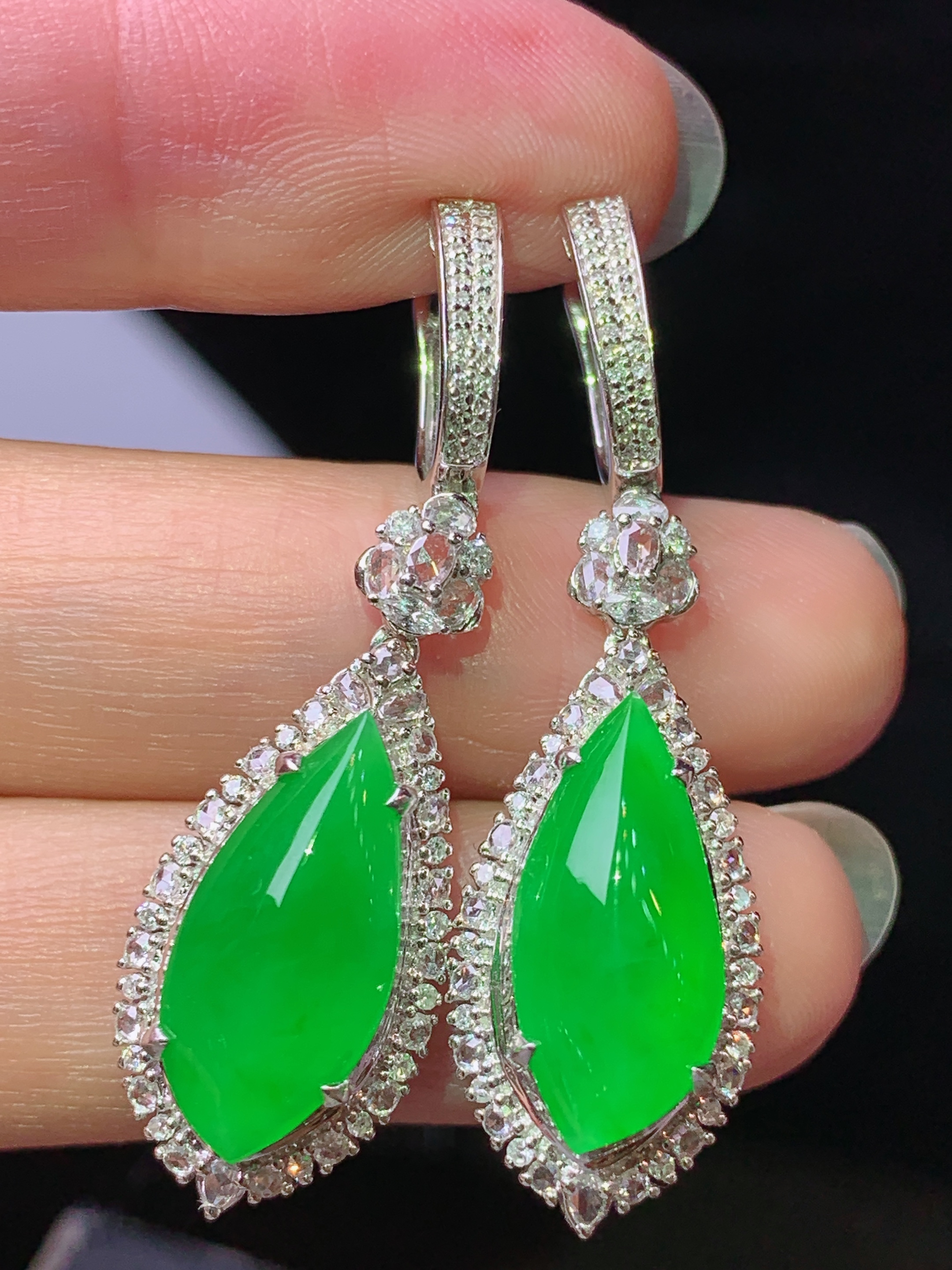 18k金钻镶嵌冰阳绿随形耳坠 玉质细腻 色泽艳丽清新 水润亮眼 整体尺寸41*12*9.3h2