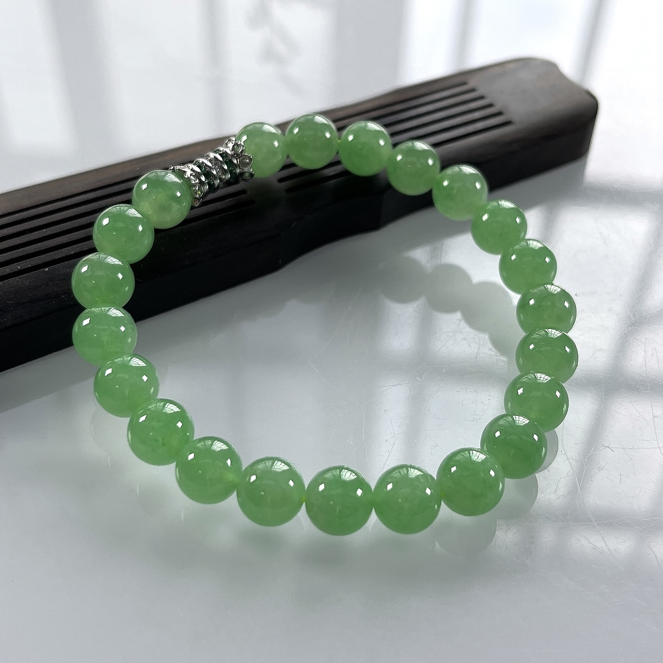 缅甸天然翡翠A货，卡8冰种起胶满绿晴阳绿圆珠手串手链，尺寸：8mm/22颗，长度185mm，重量：21.00g