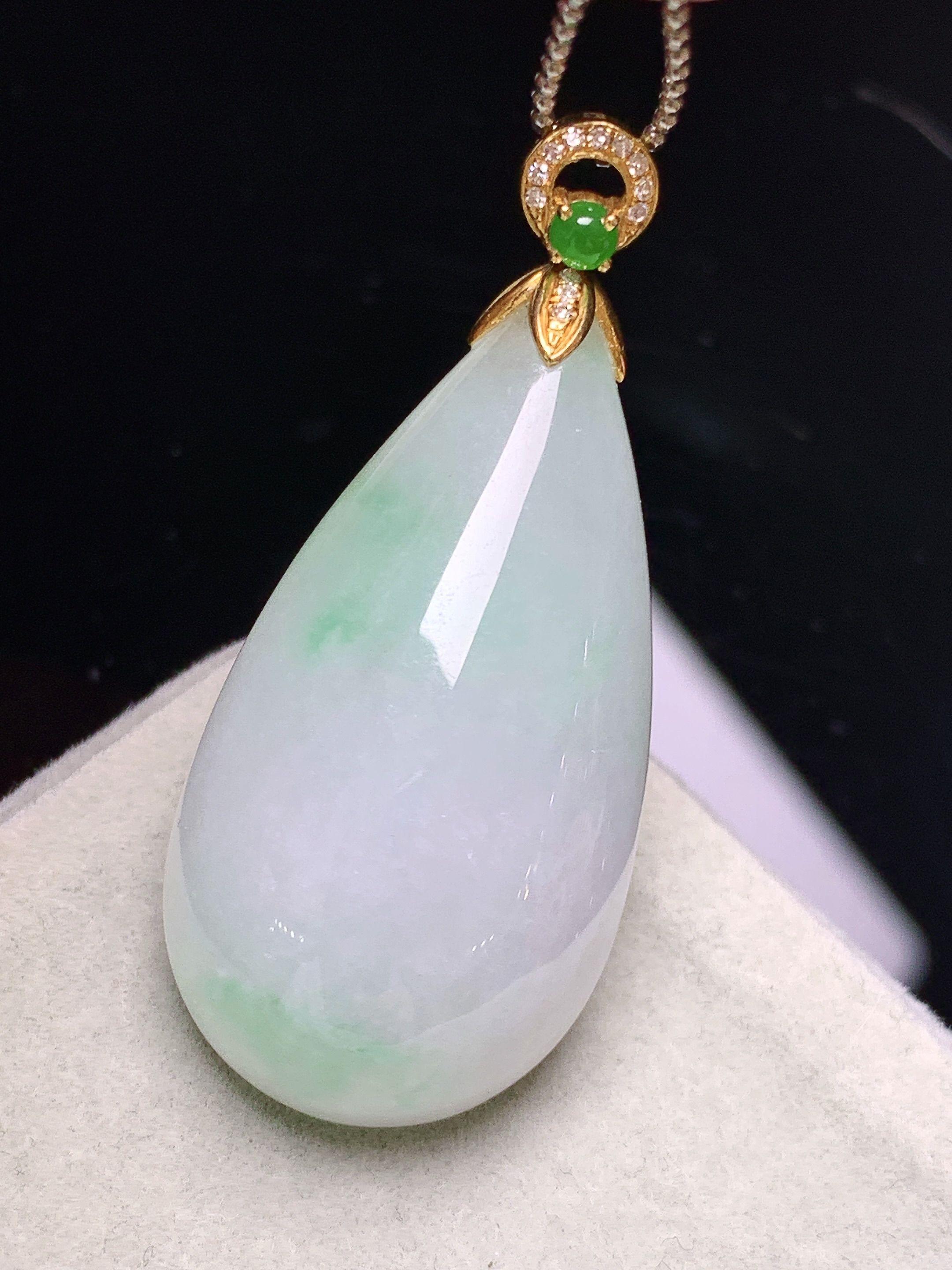 18k金钻镶嵌飘绿水滴吊坠 玉质细腻 色泽艳丽清新 水润亮眼 整体尺寸40.5*18*10.5L4