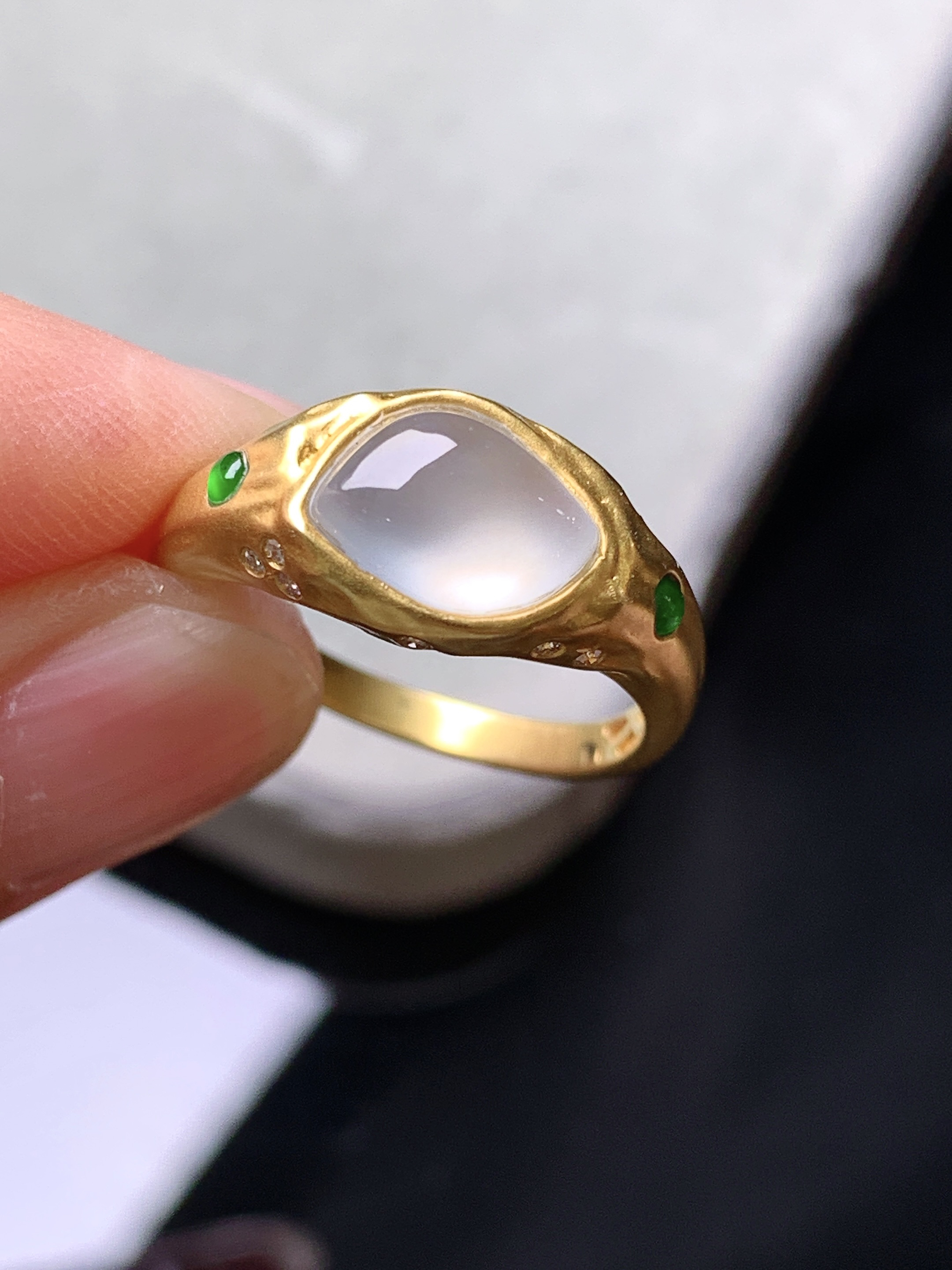 18k金镶嵌冰种蛋面戒指 玉质细腻 色泽艳丽清新 水润亮眼 圈口14 整体尺寸9*6.2*3.5x2