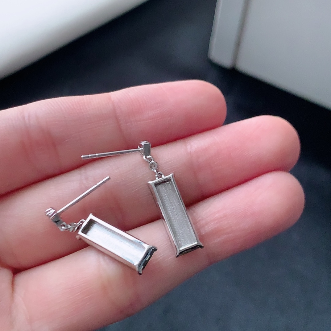 冰阳绿无事牌耳坠，翠色明媚，底子细腻莹润，佩戴清新优雅货号79428，23.9/5.8/2.5