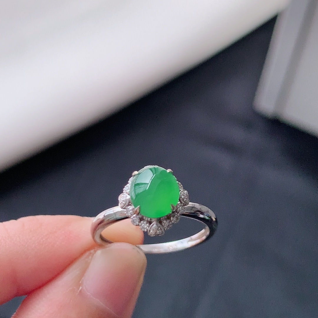 冰阳绿女戒。莹莹青翠，种老无裂水润，佩戴温婉优雅，货号79428，6.9/6.1/2.5