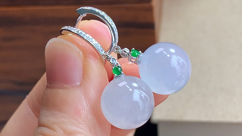 ️ 18k金伴钻转运珠耳环，尺寸30.6/12.2mm，包A附证书