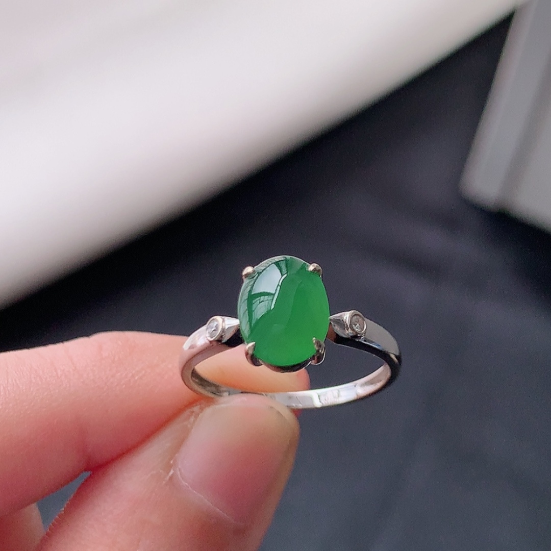 冰阳绿女戒。莹莹青翠，种老无裂水润，佩戴温婉优雅，货号79428，8.9/6.7/2.6