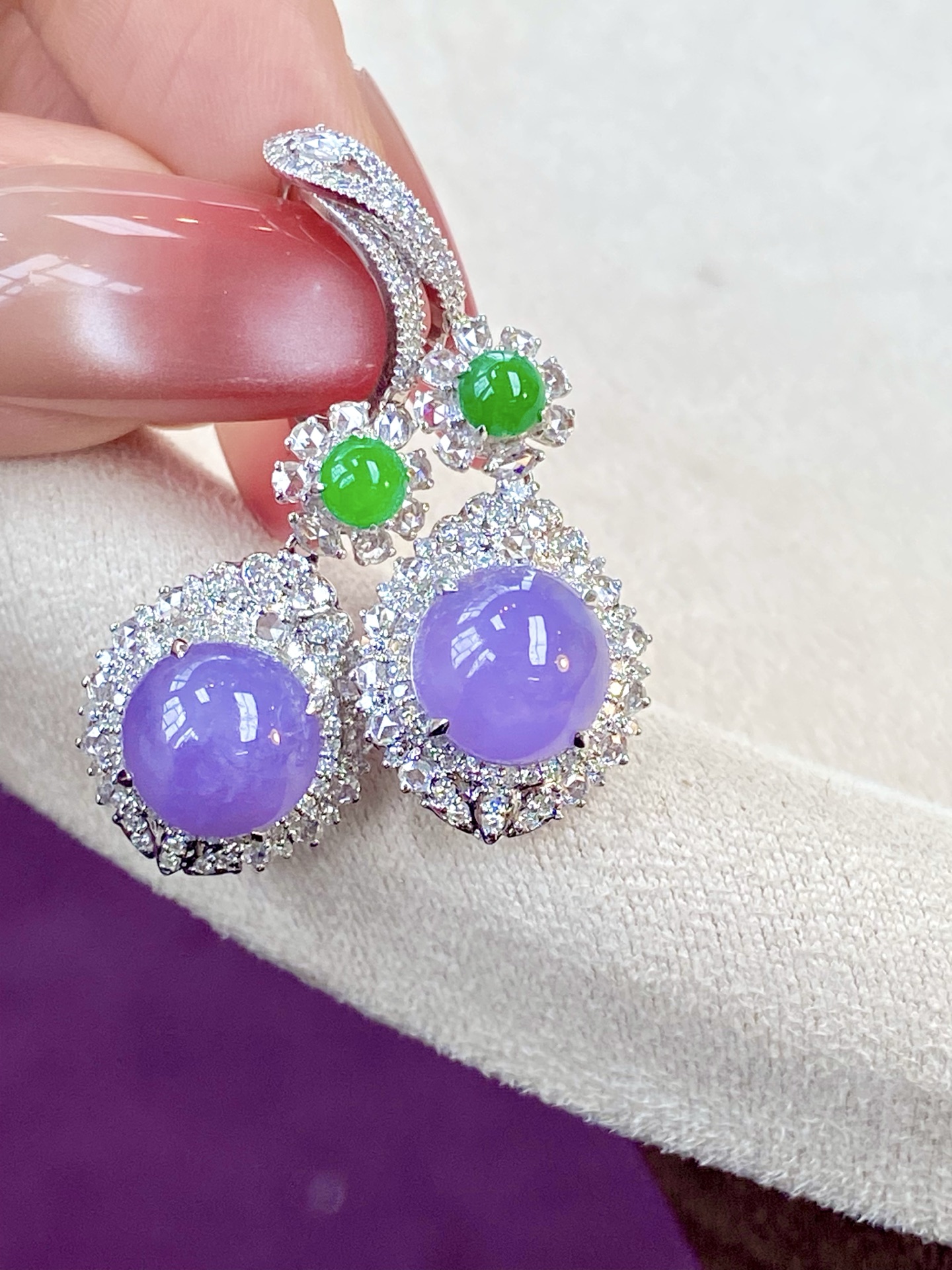 ️冰紫蛋面耳坠，紫气萦绕耳畔，精致又，衬得雍容华贵：41/15/10.2，裸石：9.6-9.7-5.6mm，无裂。