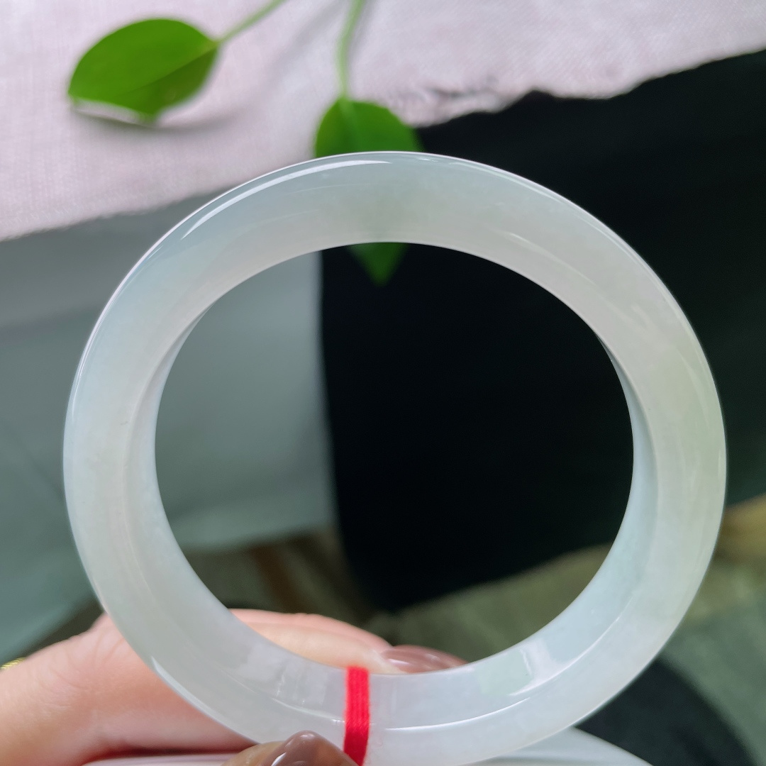 56.6/11.9/8.3，白月光正圈，似月光坠入凡尘，凝作腕间玉镯，种老，无裂，ss48837a