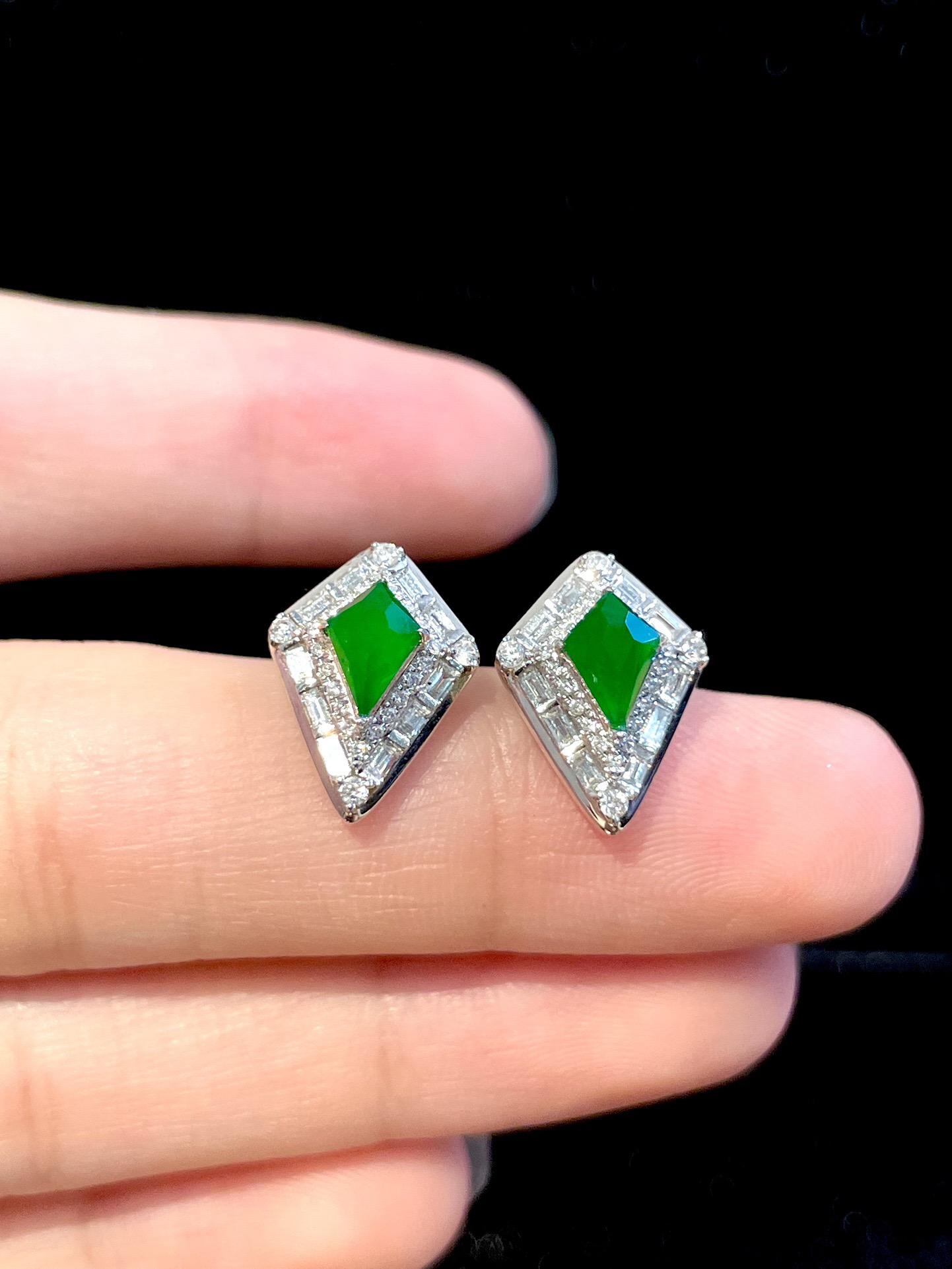 ️ 18K阳绿菱形耳钉，种质细腻水润，色泽均匀雅致，不张扬却自带焦点，简约精致的轻奢镶嵌，衬得耳间温婉又显贵气，尺寸：整体13.7/10/6.4，裸石7.1/5.1