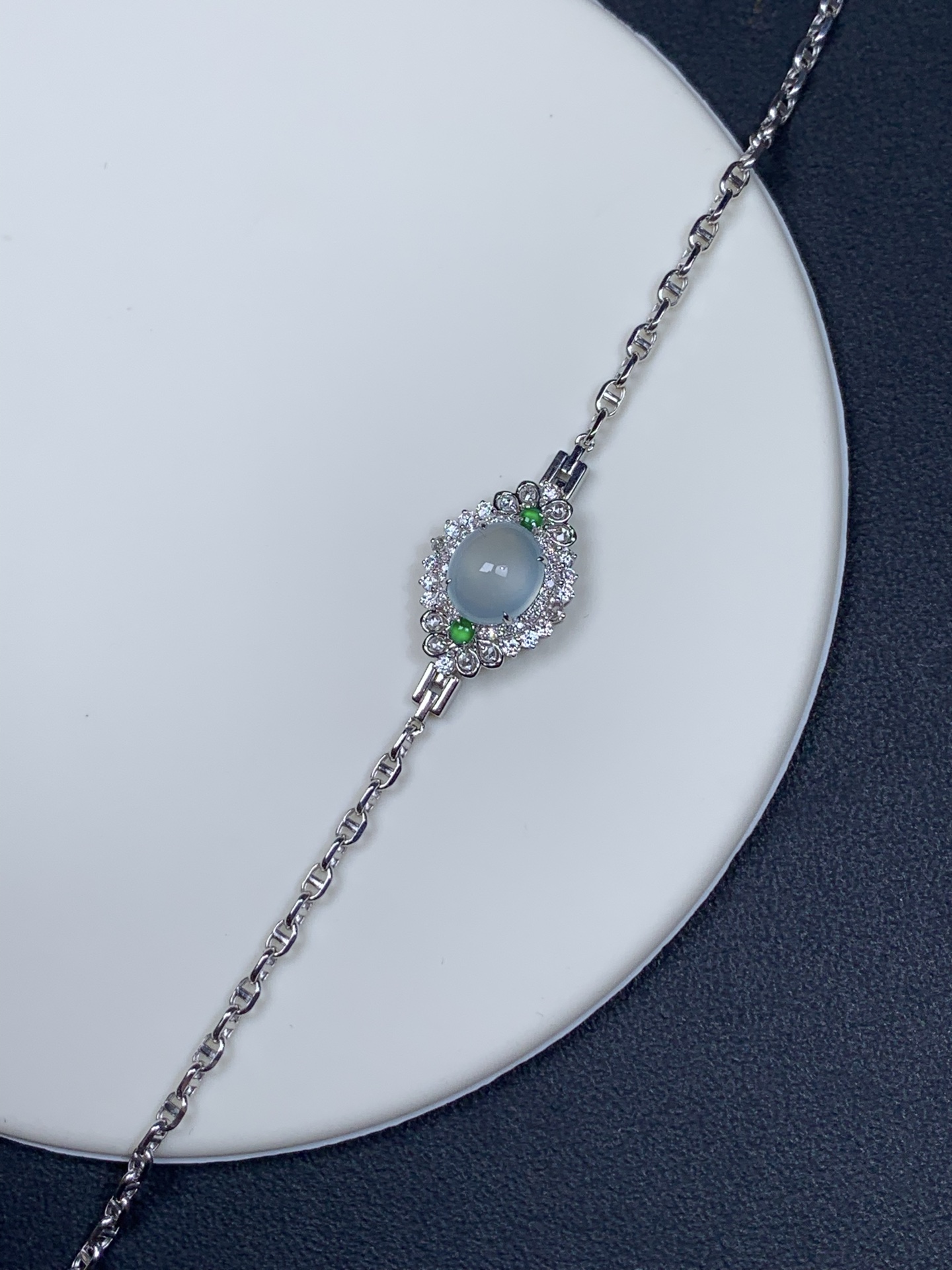 18k金镶嵌冰种起光蛋面手链19厘米，裸石8.7/7.7/5.5