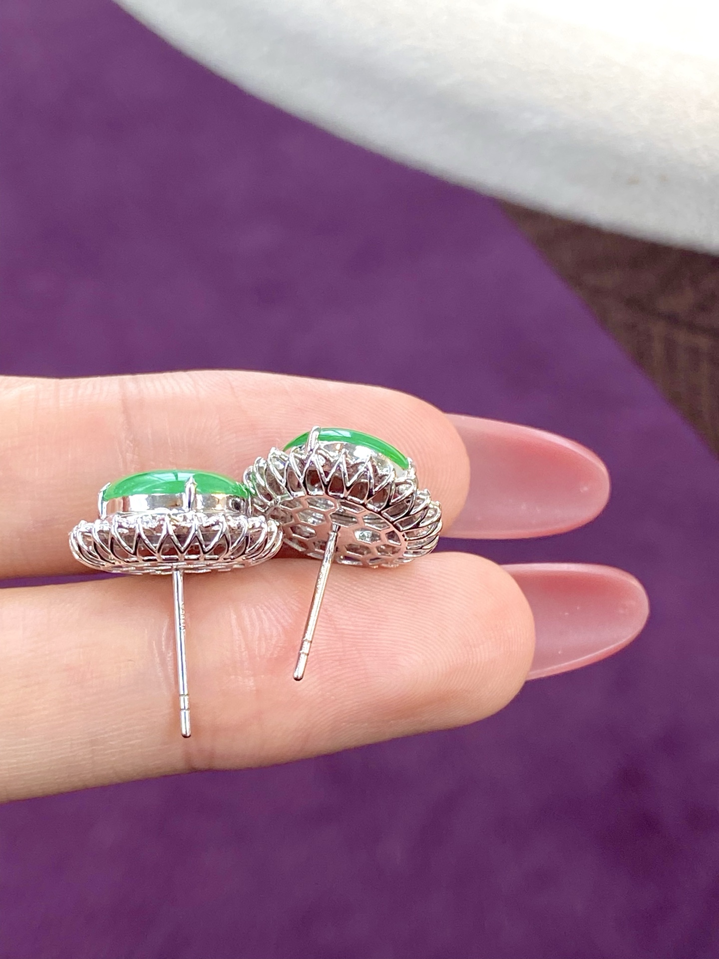 ️冰种阳绿平安扣耳钉，美到心尖上的“平安富贵”，戴在身上既有古典韵味，又显贵气：15-7，裸石：10.5-2.6mm，无裂。