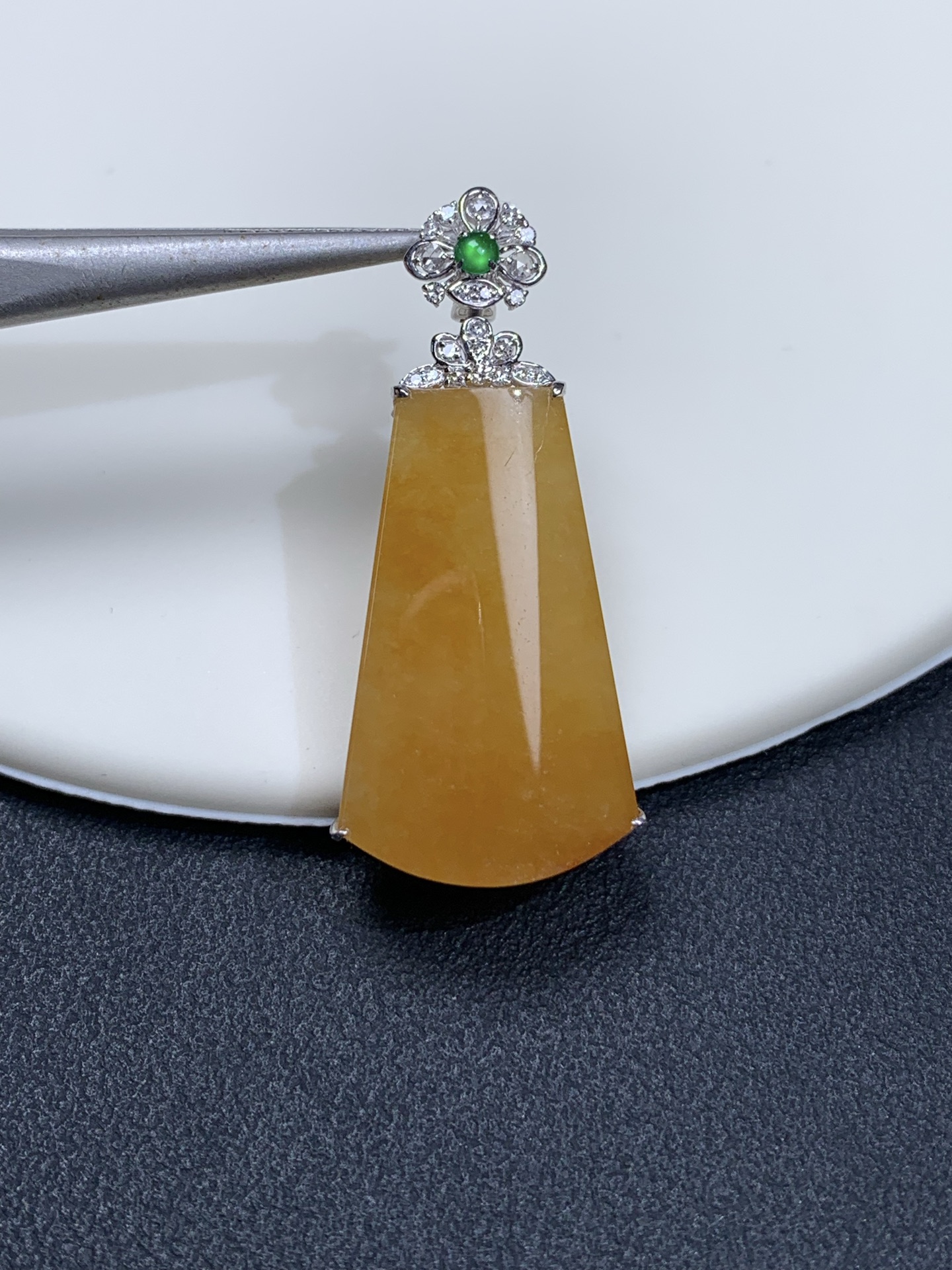 18k金镶嵌冰黄无事牌起光吊坠34.5/15/6.7，裸石24.3/15/4.3