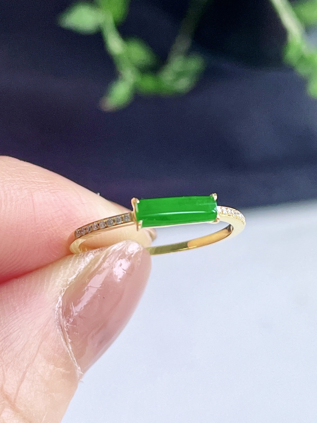 冰阳绿马鞍戒指，缅料，18k金镶嵌，无裂，性比高，8/2.5/1.2，圈口12.5，重量1.2克