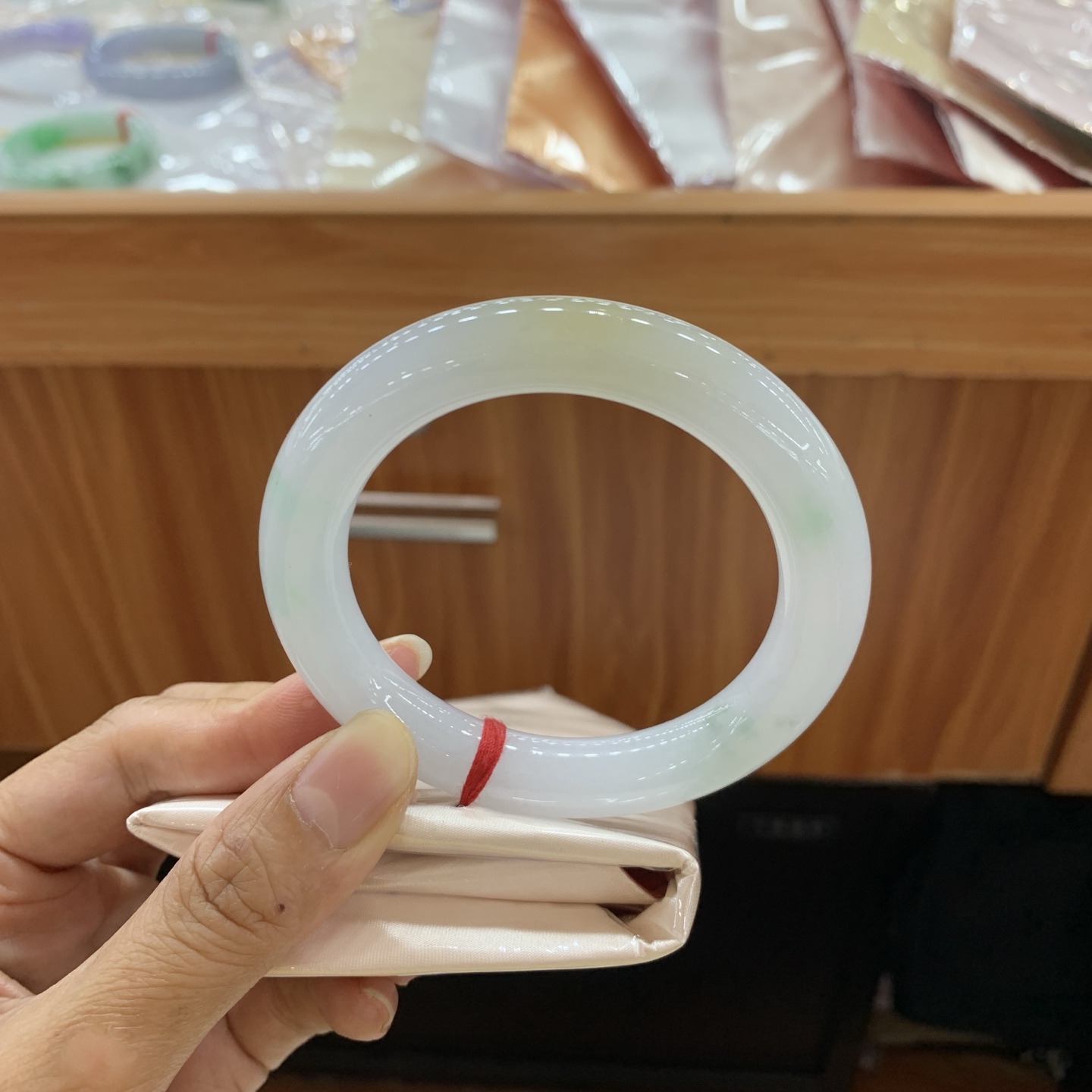 042806FN，双彩圆条翡翠手镯，56-11.2，编号042806FN