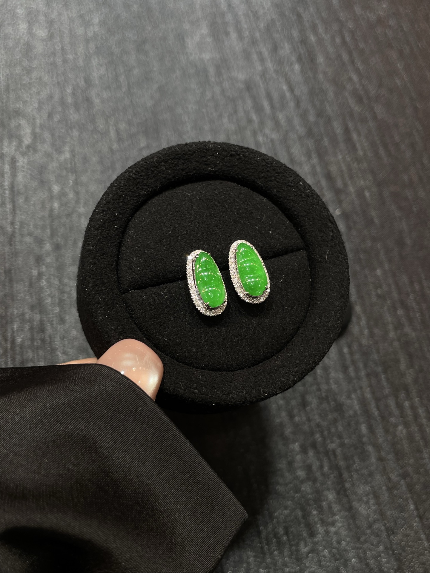 满色 阳绿 福豆耳钉，18k金配钻镶嵌，10.8-4.9