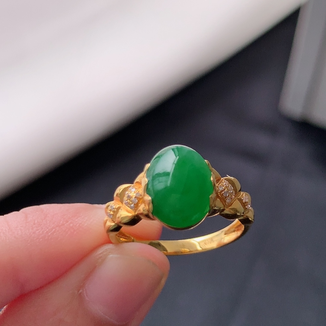 冰阳绿女戒。莹莹青翠，种老无裂水润，佩戴温婉优雅，货号79428，10.5/7.0/2.7
