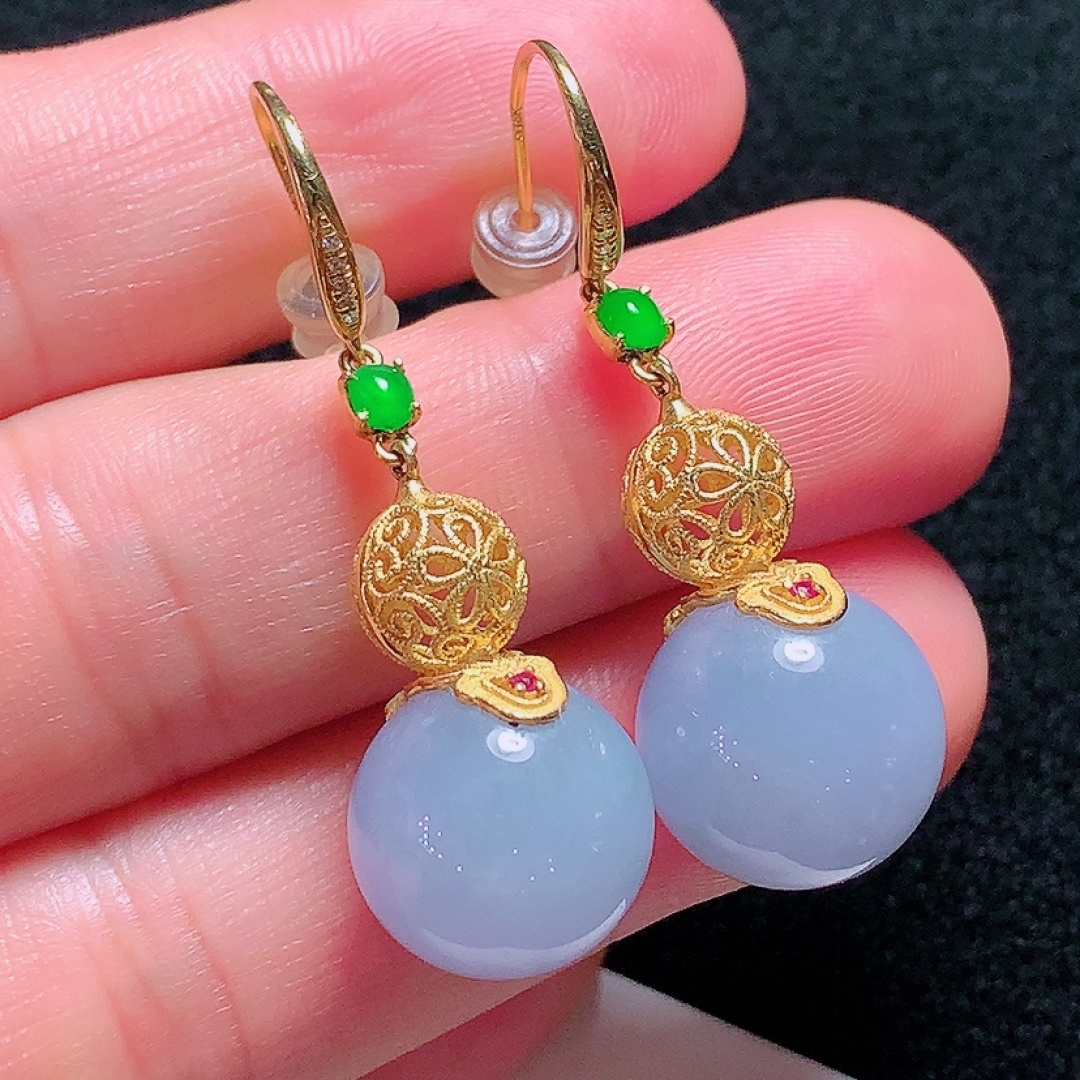 ️18k金镶嵌冰种紫色圆珠耳坠，种老水头好，又冰又润，饱满无裂：41mm裸石：13.7mm，编号