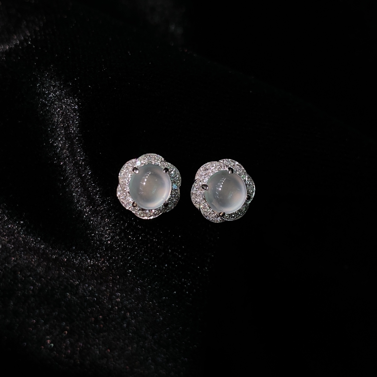 高冰蛋面耳钉，通透如冰，荧光流转，18k金镶嵌，珠宝感十足，尺寸如图一，实物更美～，7.4/5.8