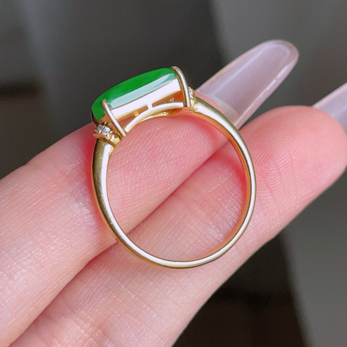 ️ 冰阳绿马鞍戒指，色泽鲜艳，种老水润，18k金镶嵌，裸石 10.7/6.4，圈口 15