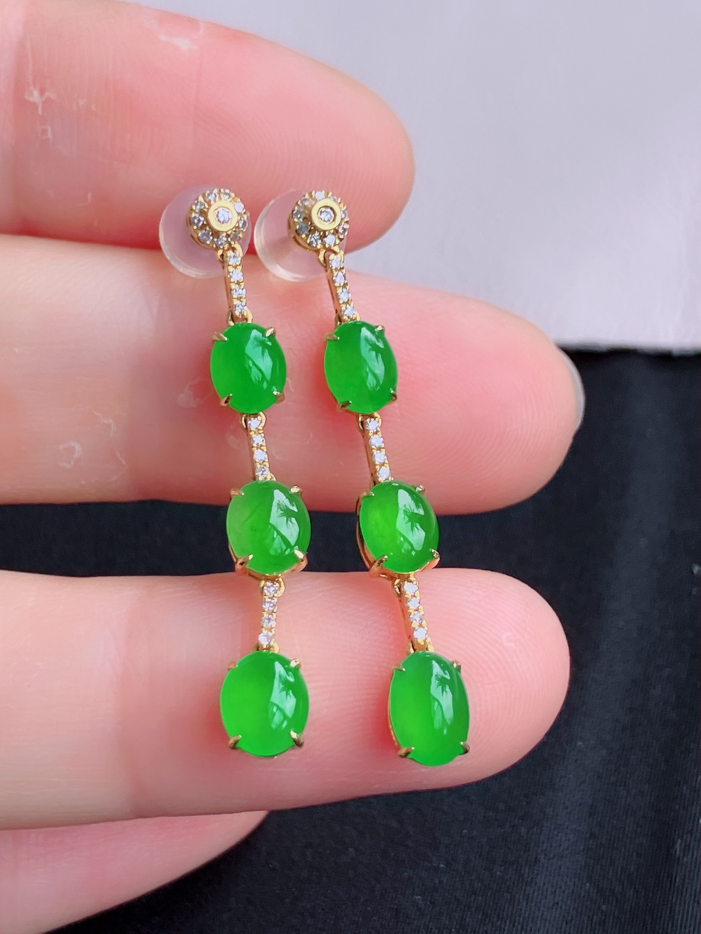 ️翠绿蛋面耳环，简约时尚，尺寸37.6/6.8/4.6，自然光实拍