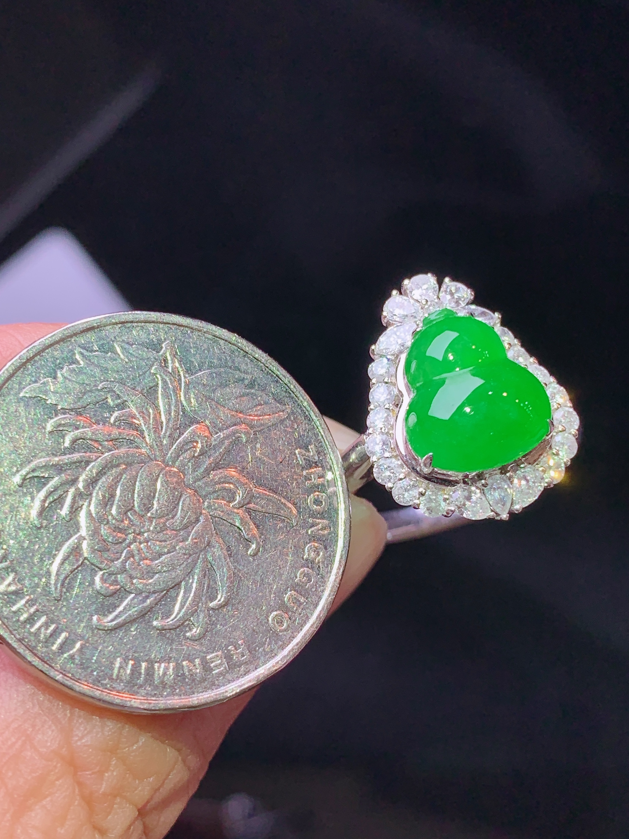 18k金钻镶嵌冰阳绿葫芦戒指 玉质细腻 色泽艳丽清新 水润亮眼 圈口13.5 整体尺寸17*13.5*9h1