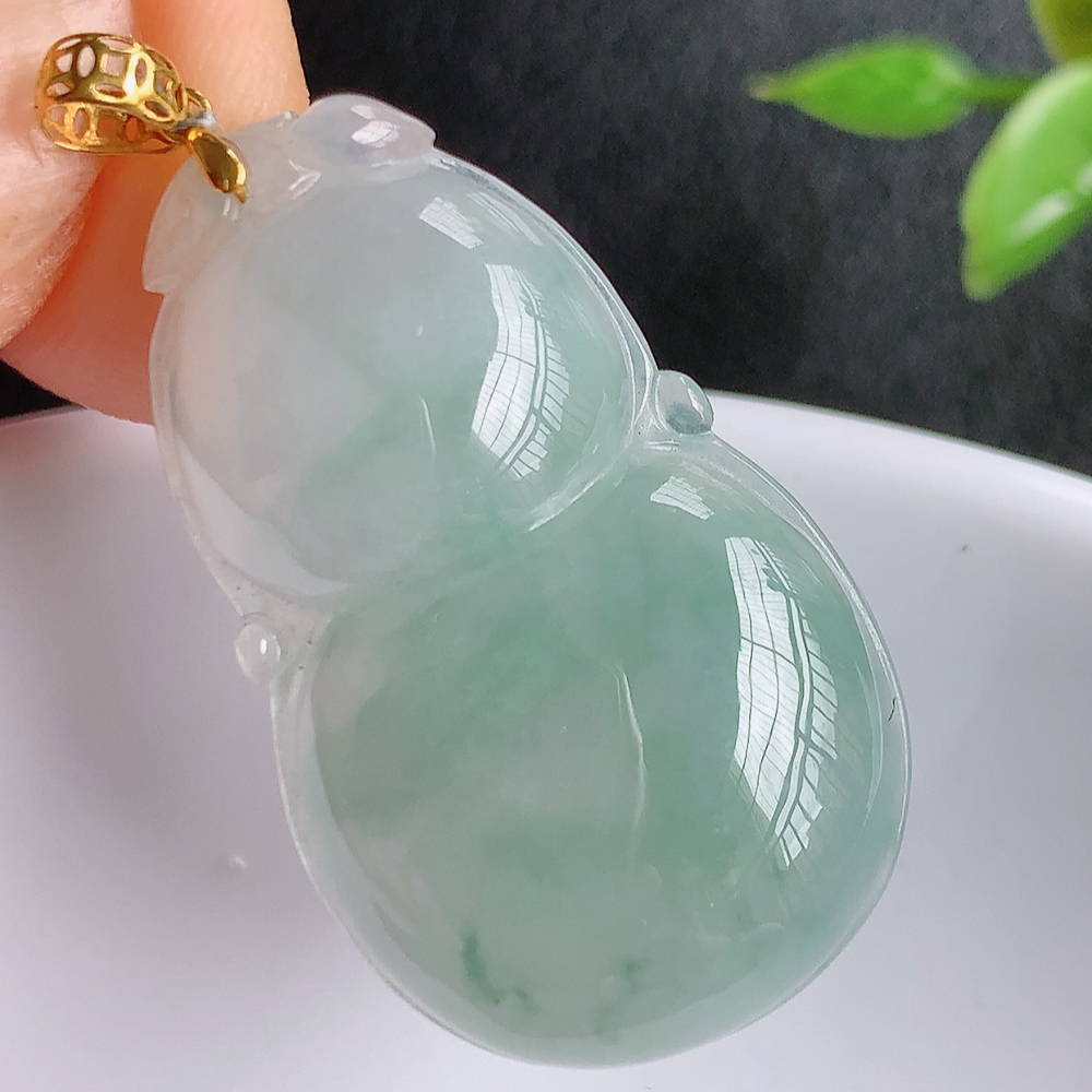 18k金扣冰润飘花葫芦翡翠吊坠  寓意“福禄双全，加官进爵，财源滚滚” 莹润通透，抱满大气  清新脱