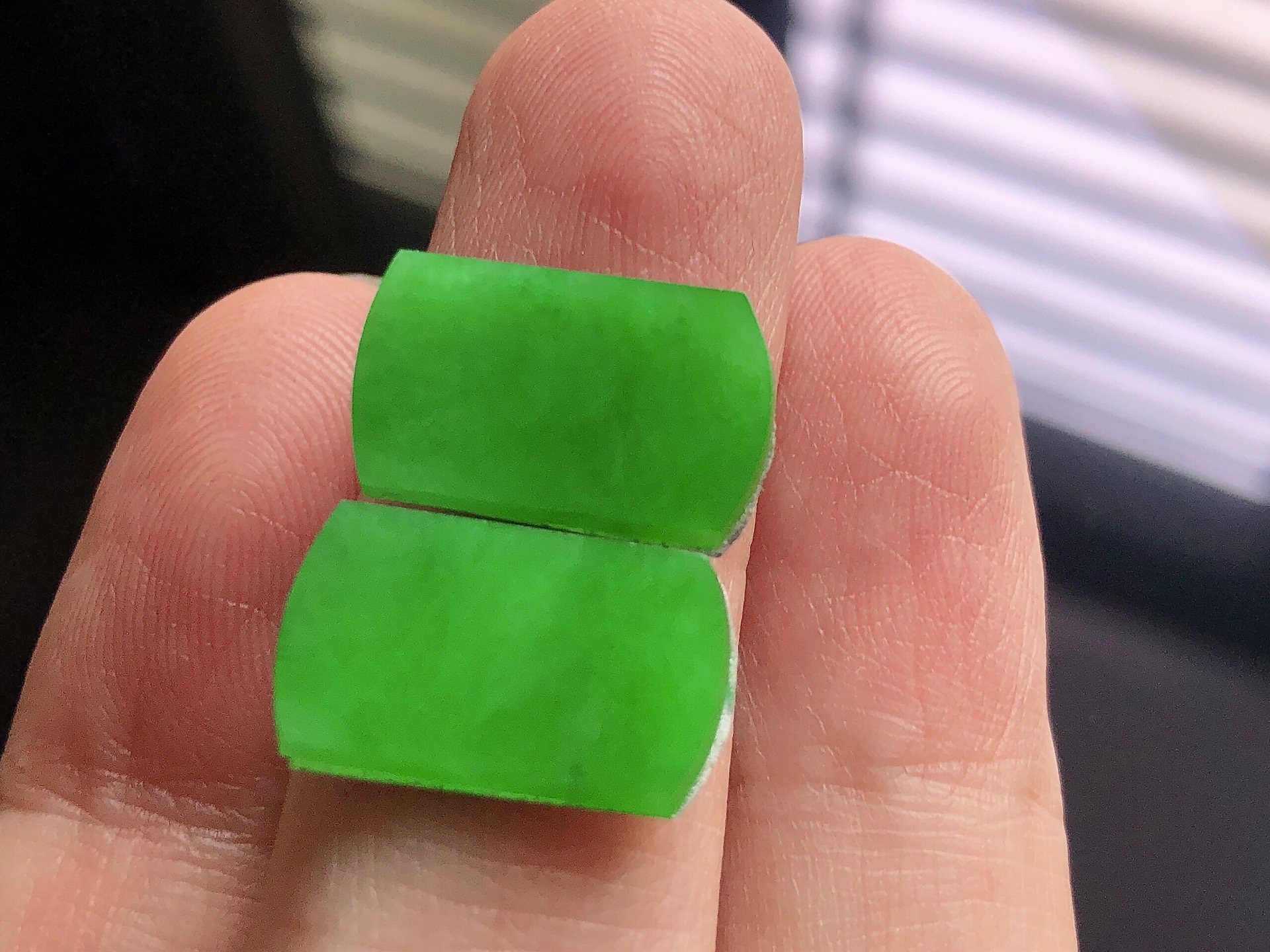 ️ 高冰阳绿马鞍， 色泽艳阳，通透水润，玉质细腻，夺目迷人，镶嵌效果大气上档次，品相，无裂，尺寸16.5/10/2，超值