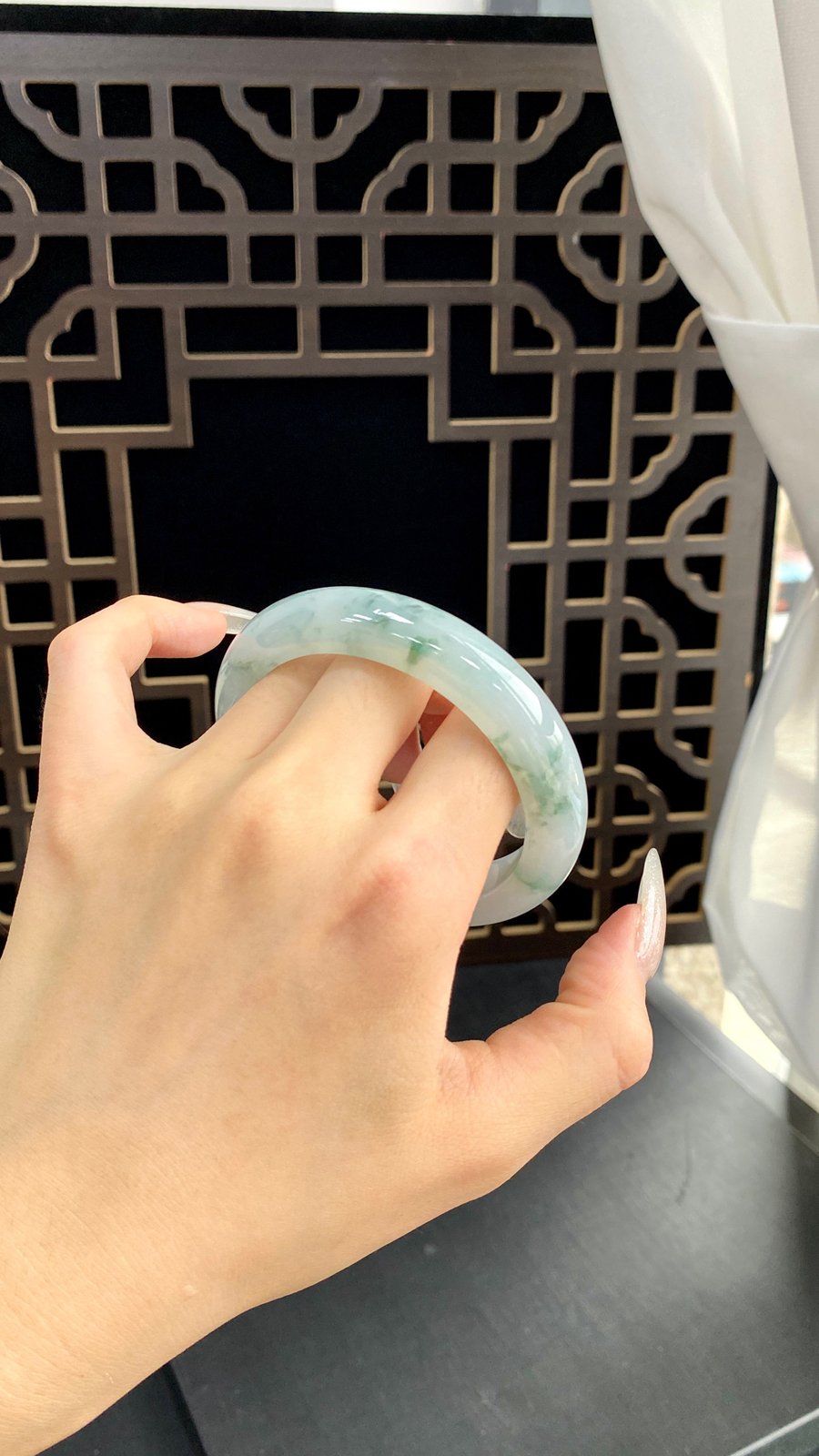 【飘花手镯】
尺寸：53-11.9-8.7
自然光无滤镜，原图直出