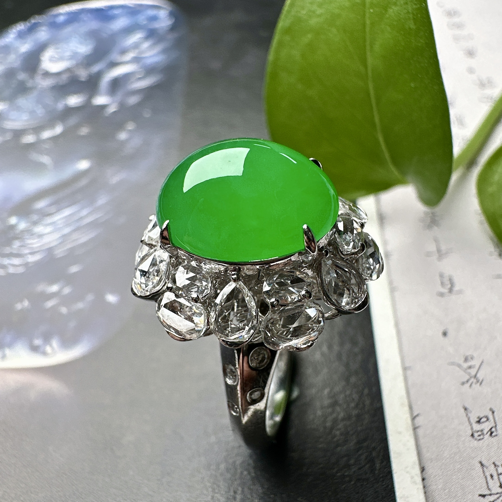 【冰种满绿蛋面戒指】质地均匀细腻，冰润起光，胶感强烈，颜色娇艳，18K金钻精美镶嵌，裸石尺寸12.8*10.2*7.5毫米