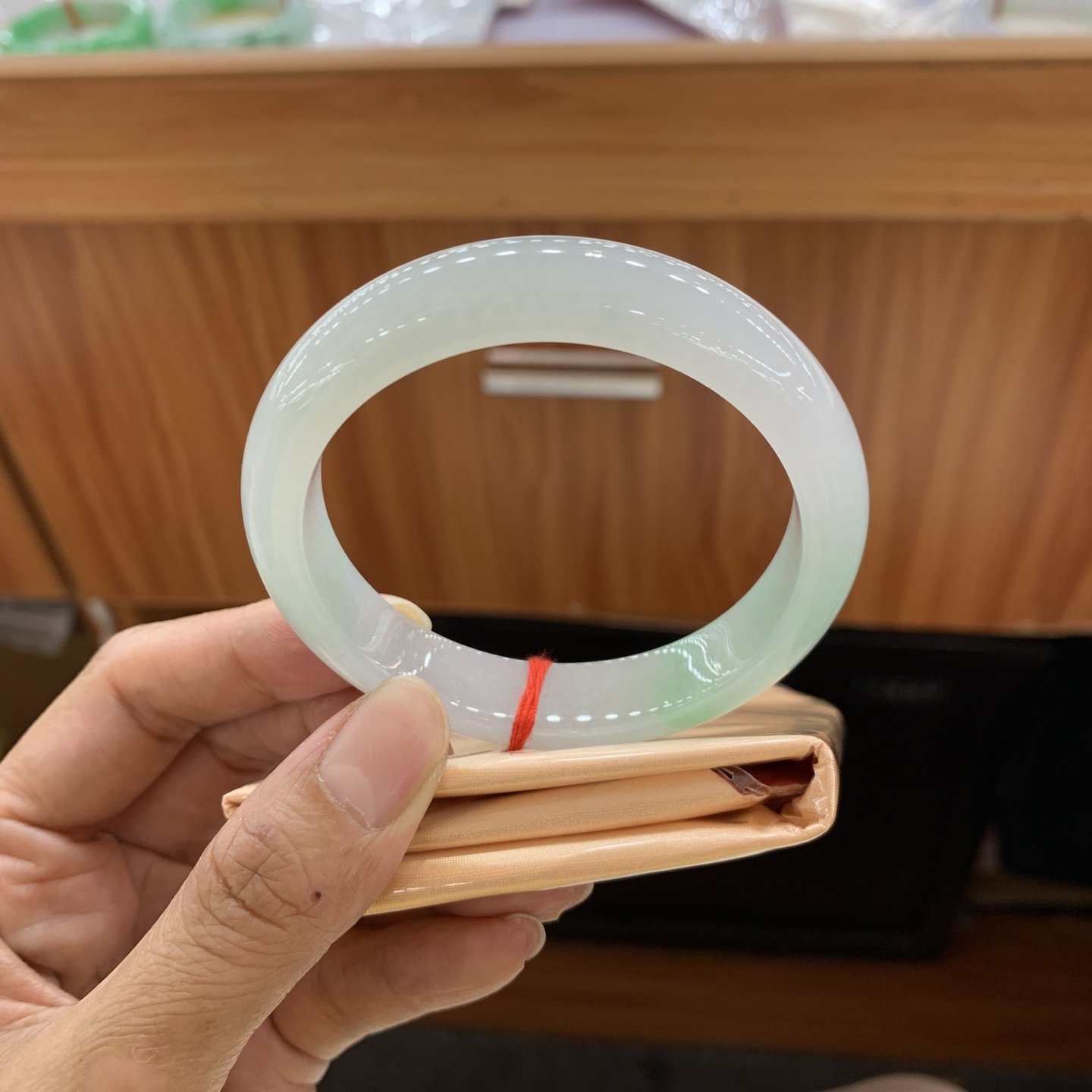 042818FN 飘绿正圈翡翠手镯 56-11.6-7.9