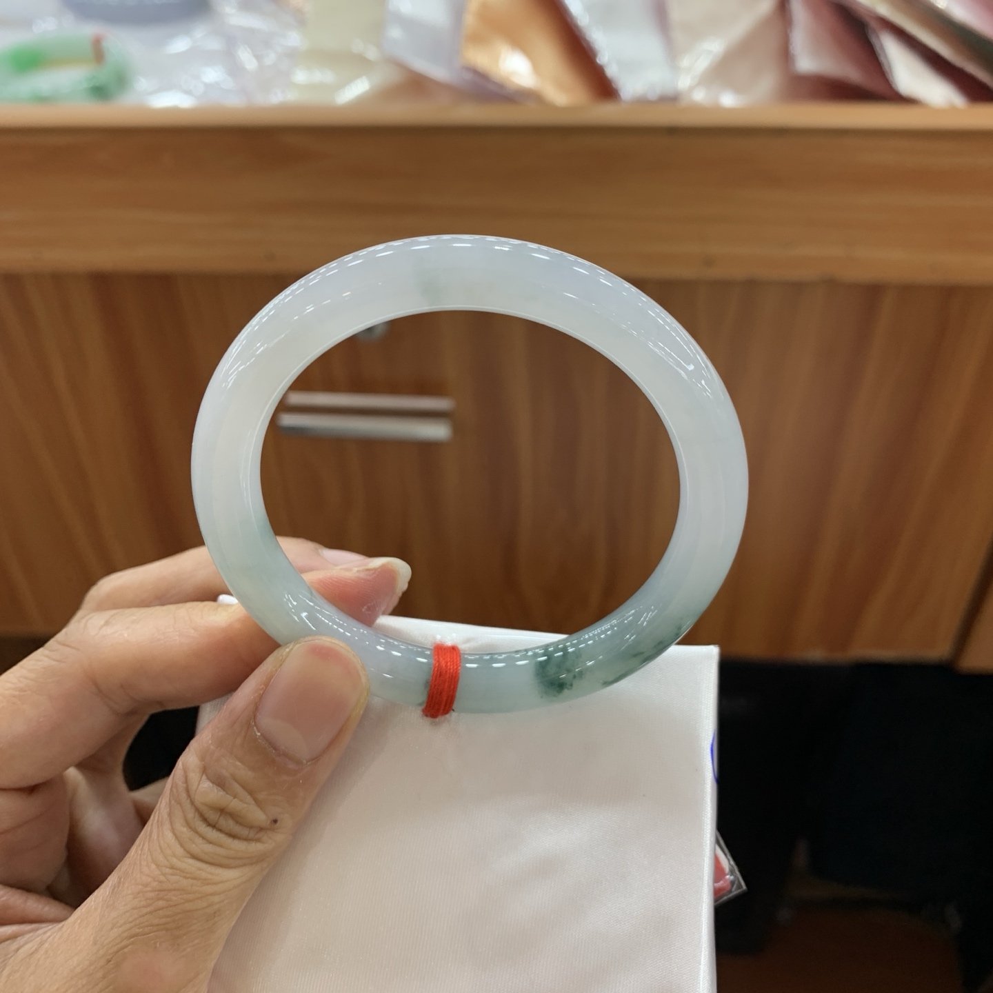 042805FN，冰种飘花小圆条翡翠手镯，55.5-8.9-8.7，编号042805FN