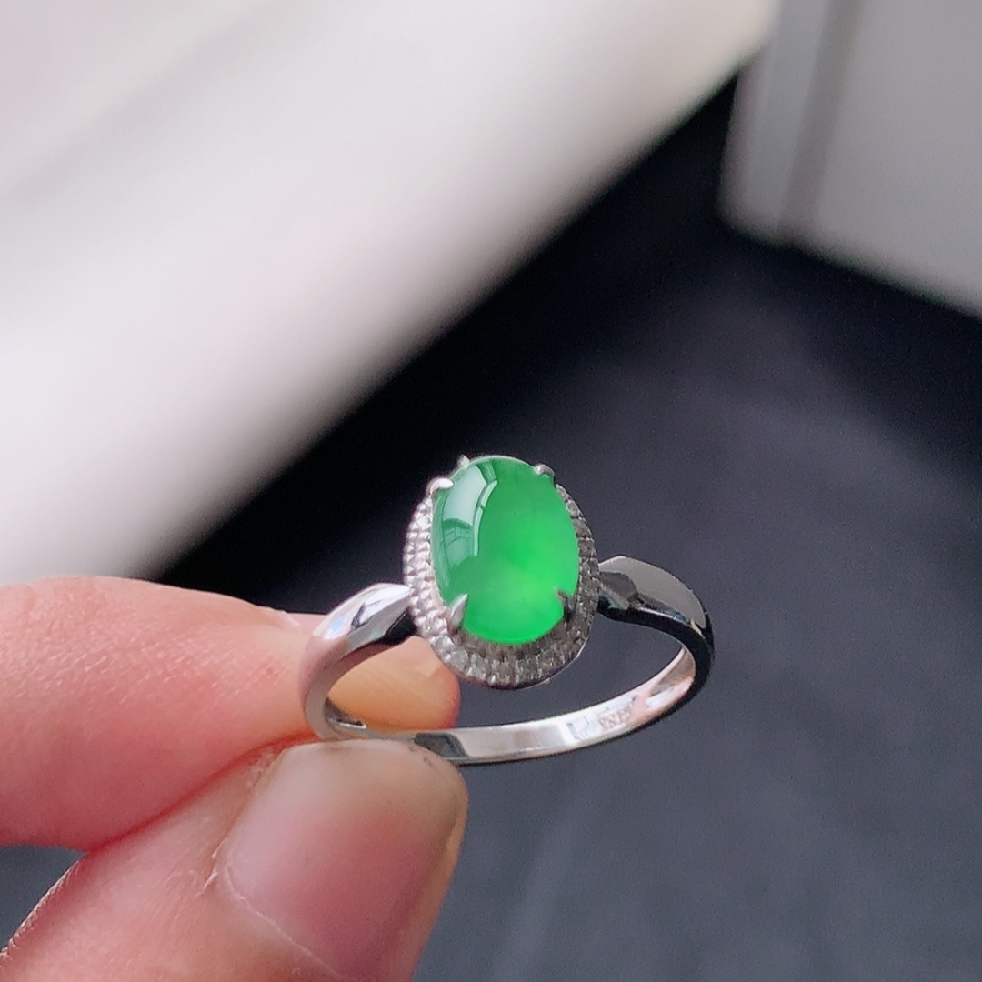 冰阳绿女戒。莹莹青翠，种老无裂水润，佩戴温婉优雅，货号79428，7.5-5.3-2.0