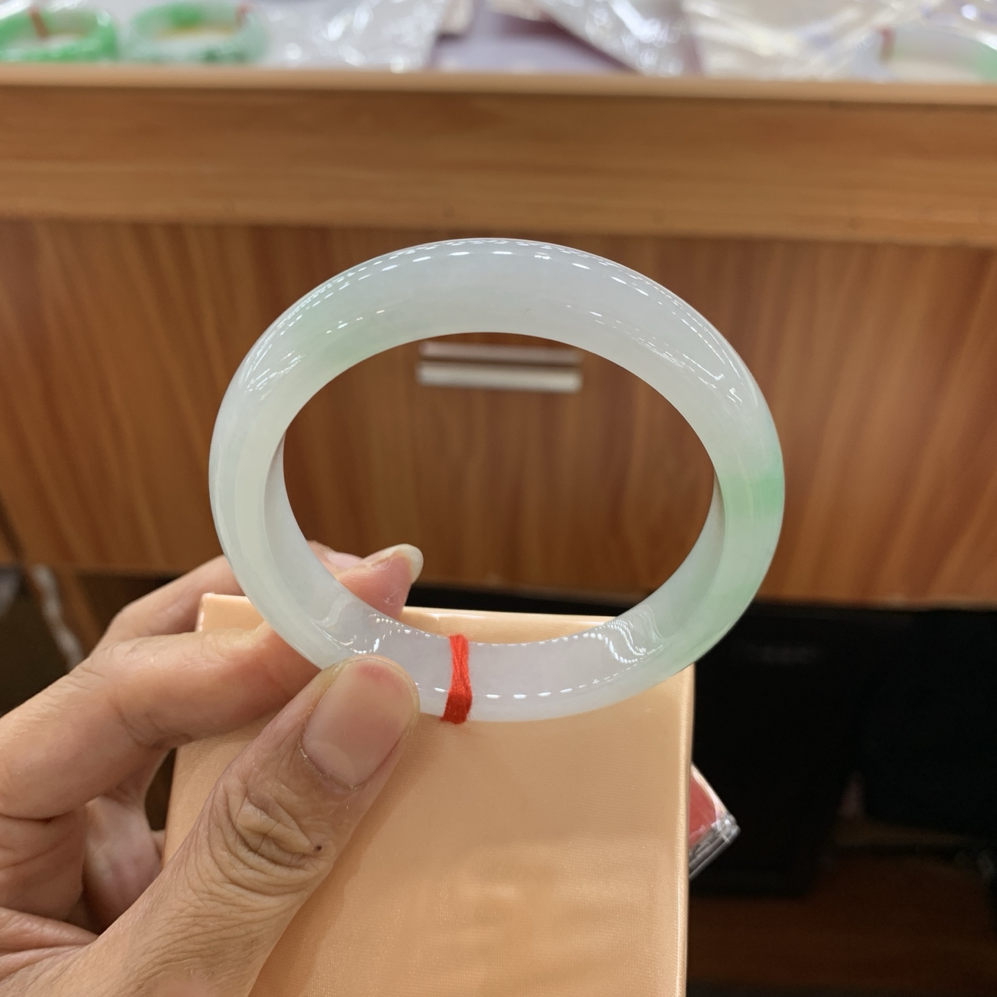 042818FN 飘绿正圈翡翠手镯 56-11.6-7.9