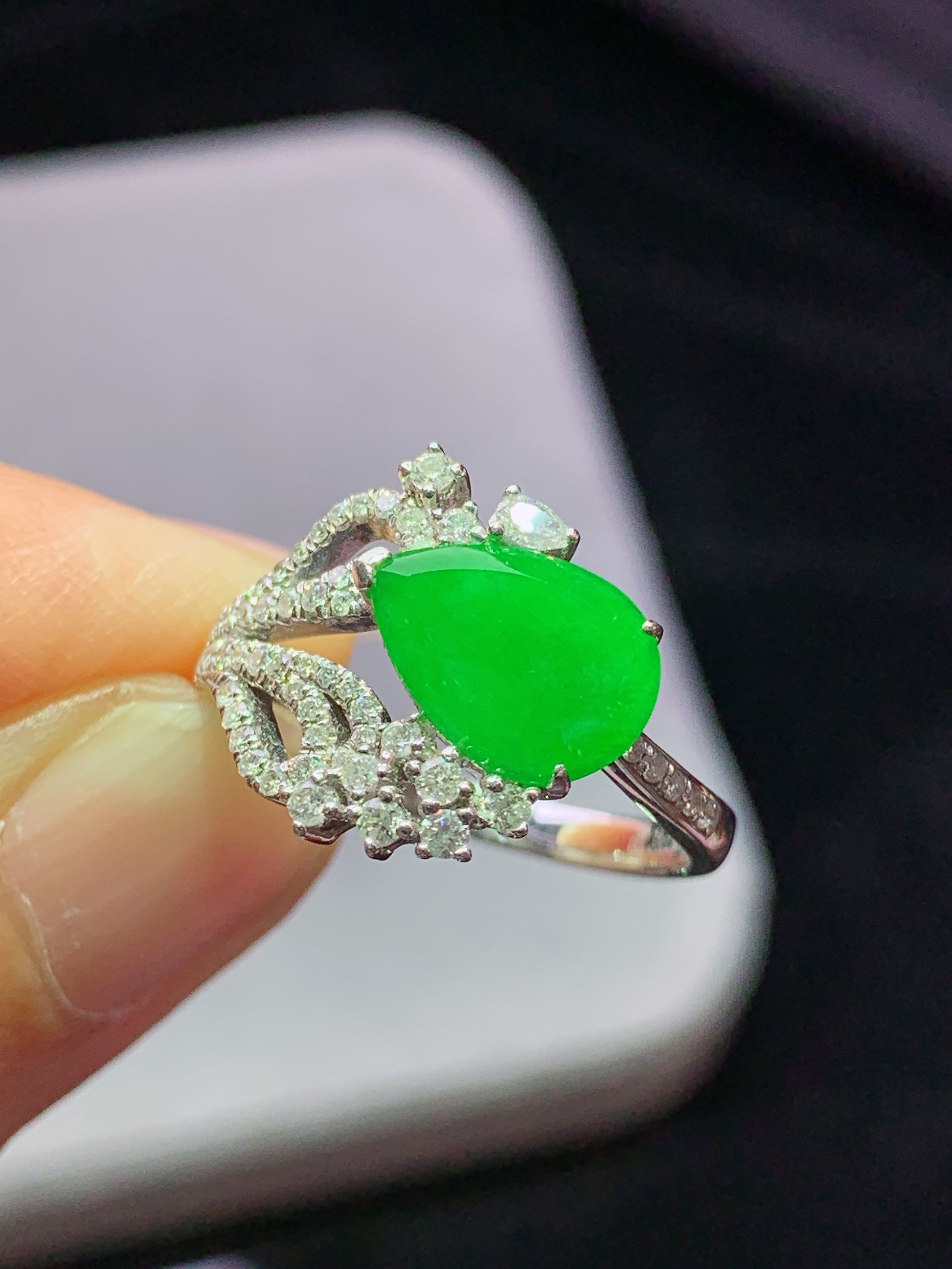 18k金钻镶嵌冰阳绿水滴戒指 玉质细腻 色泽艳丽清新 水润亮眼 圈口14 裸石尺寸10*6.3*2m2