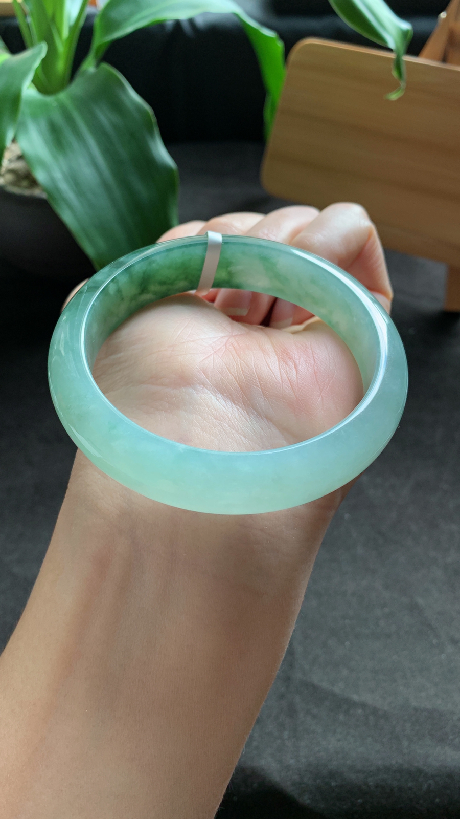 58圈口 天然A货翡翠飘绿花手镯 颜色漂亮